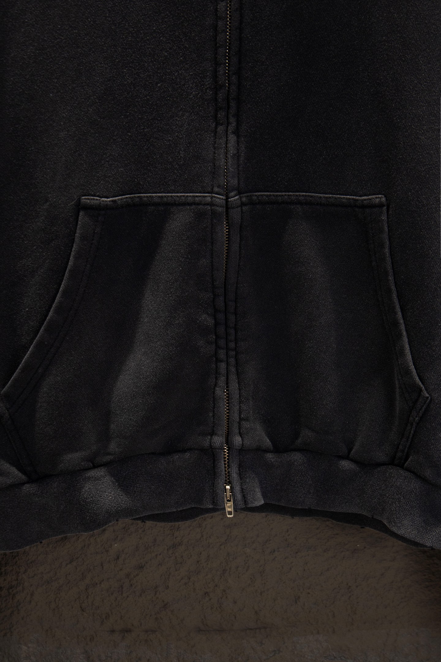 Balenciaga/巴黎世家 25ss 后背涂鸦水洗做旧连帽外套 水洗黑 红色