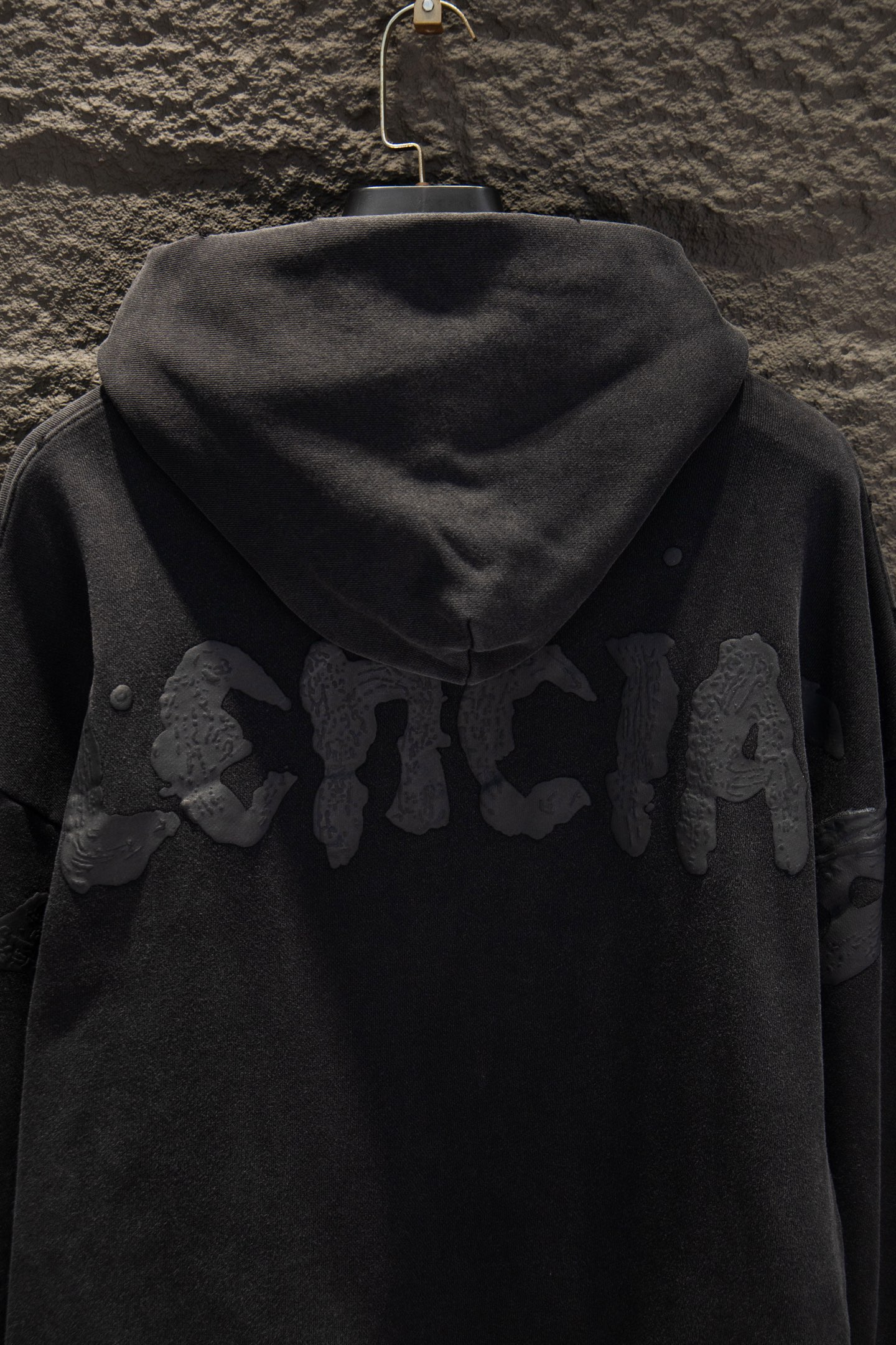 Balenciaga/巴黎世家 25ss 后背涂鸦水洗做旧连帽外套 水洗黑 红色