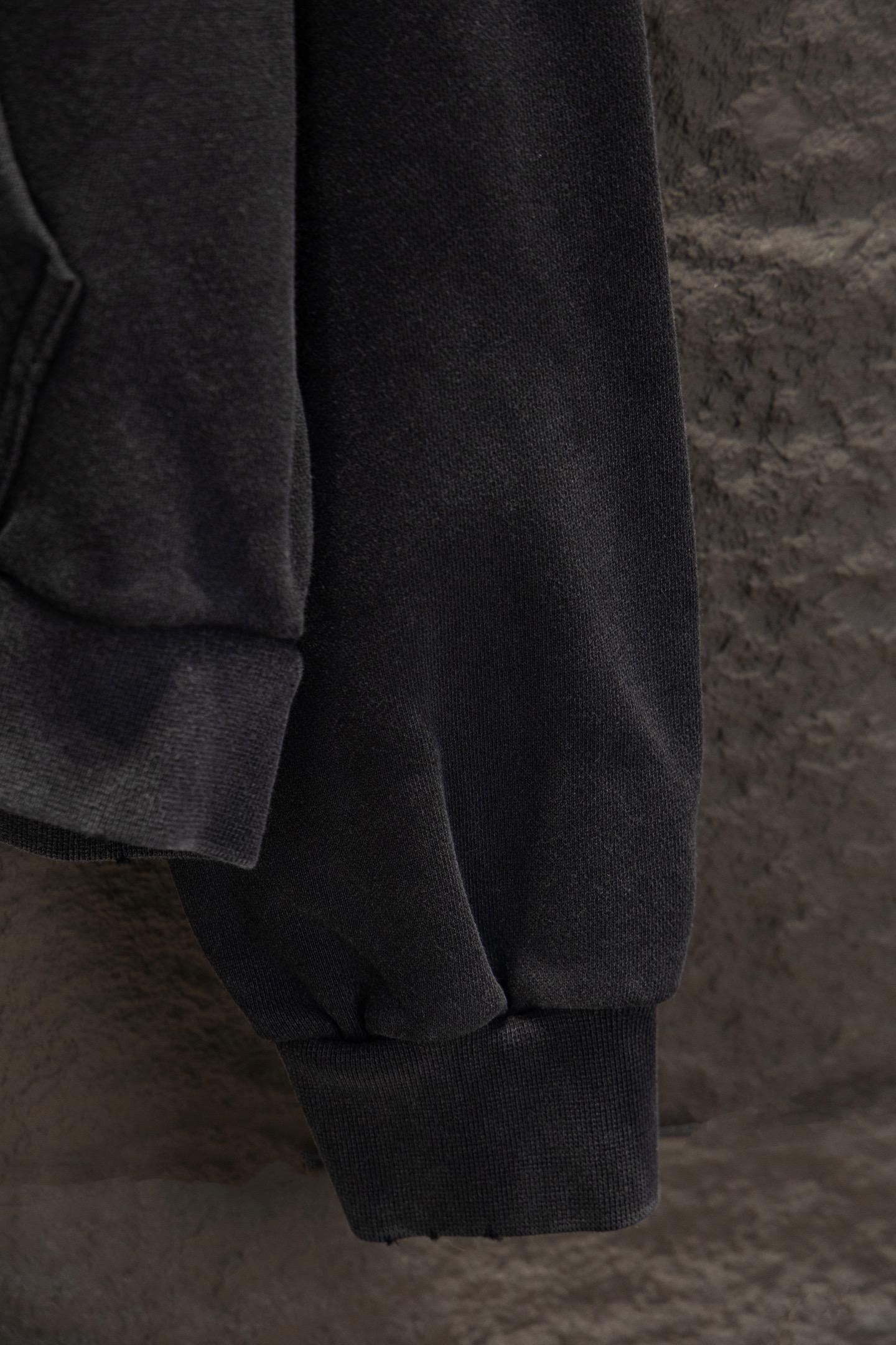 Balenciaga/巴黎世家 25ss 后背涂鸦水洗做旧连帽外套 水洗黑 红色
