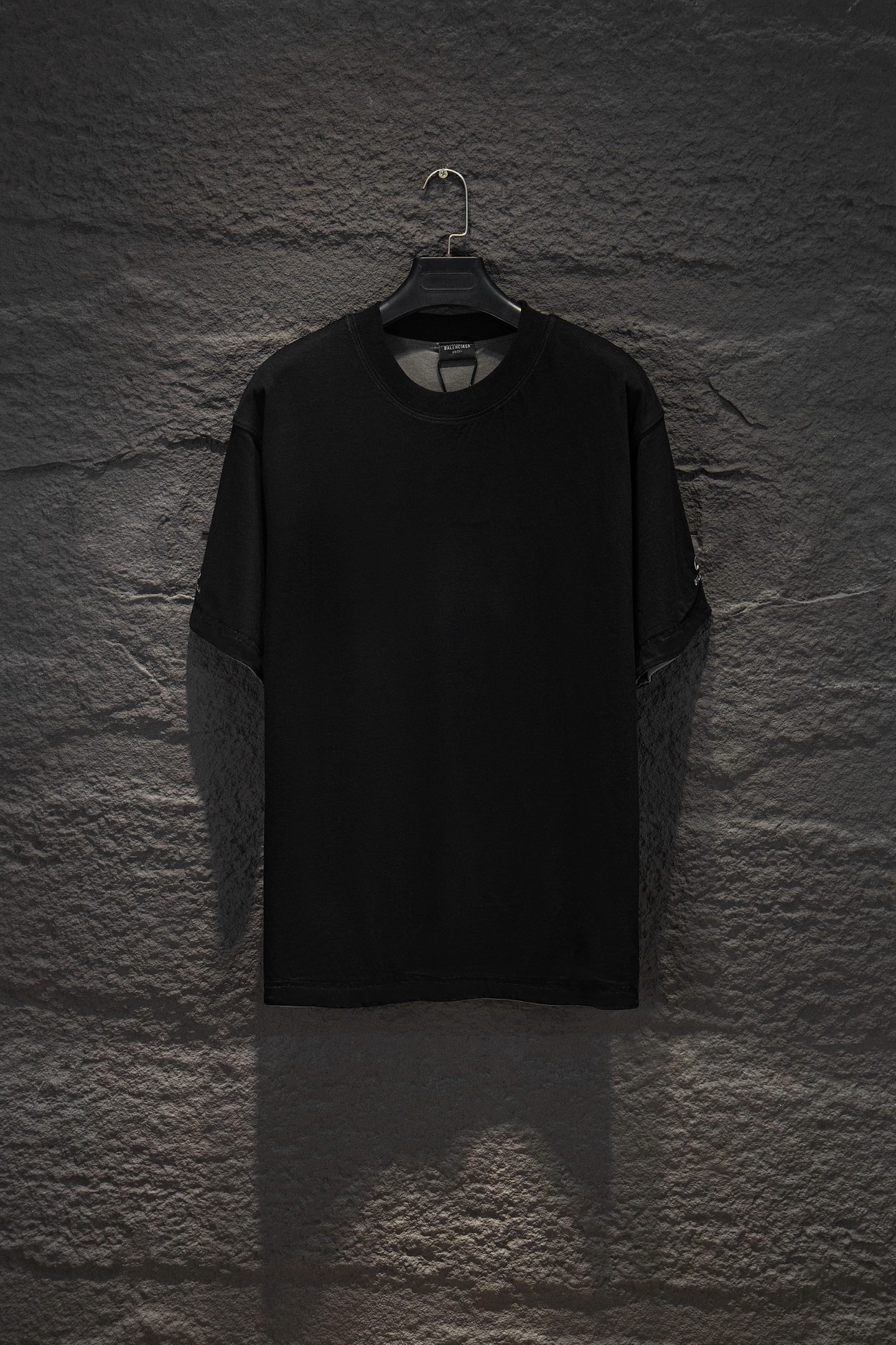 P104 🆕 Camiseta de manga corta de Balenciaga con bordado de doble cara, corte oversize realmente encantador. Balenciag…