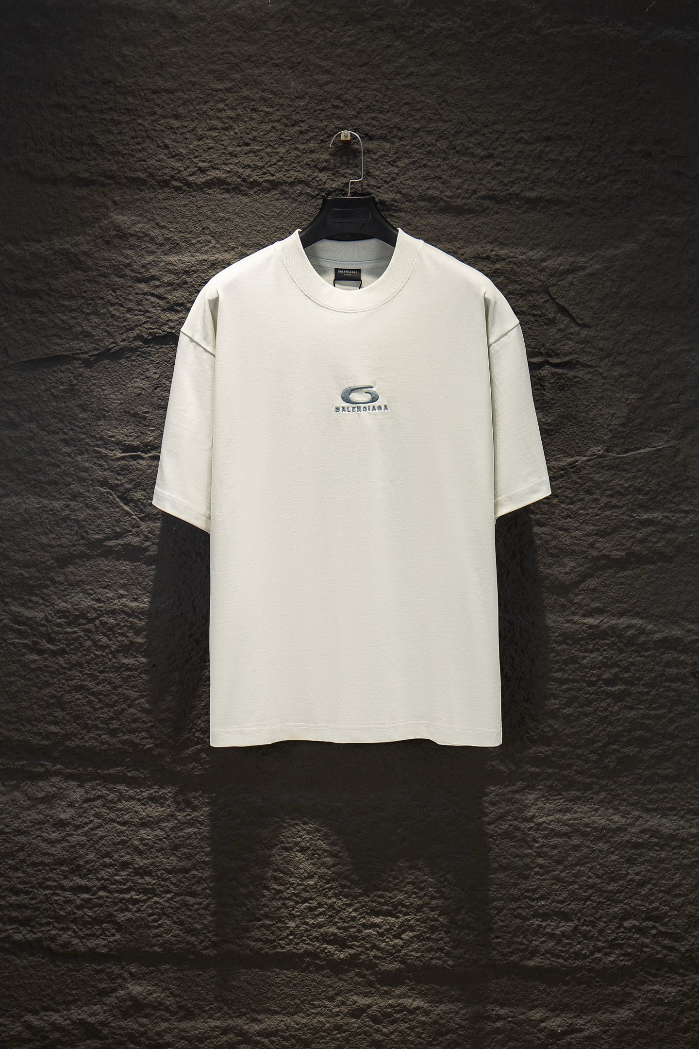 P70 🆕 Camiseta de manga corta bordada clásica de Balenciaga, corte oversize realmente encantador. Balenciaga es realme…