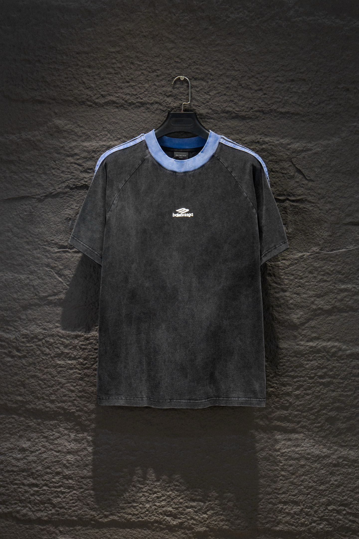 P84 🆕 Nueva camiseta de manga corta de Balenciaga con lavado desgastado, bordado y ribete, corte oversize realmente en…