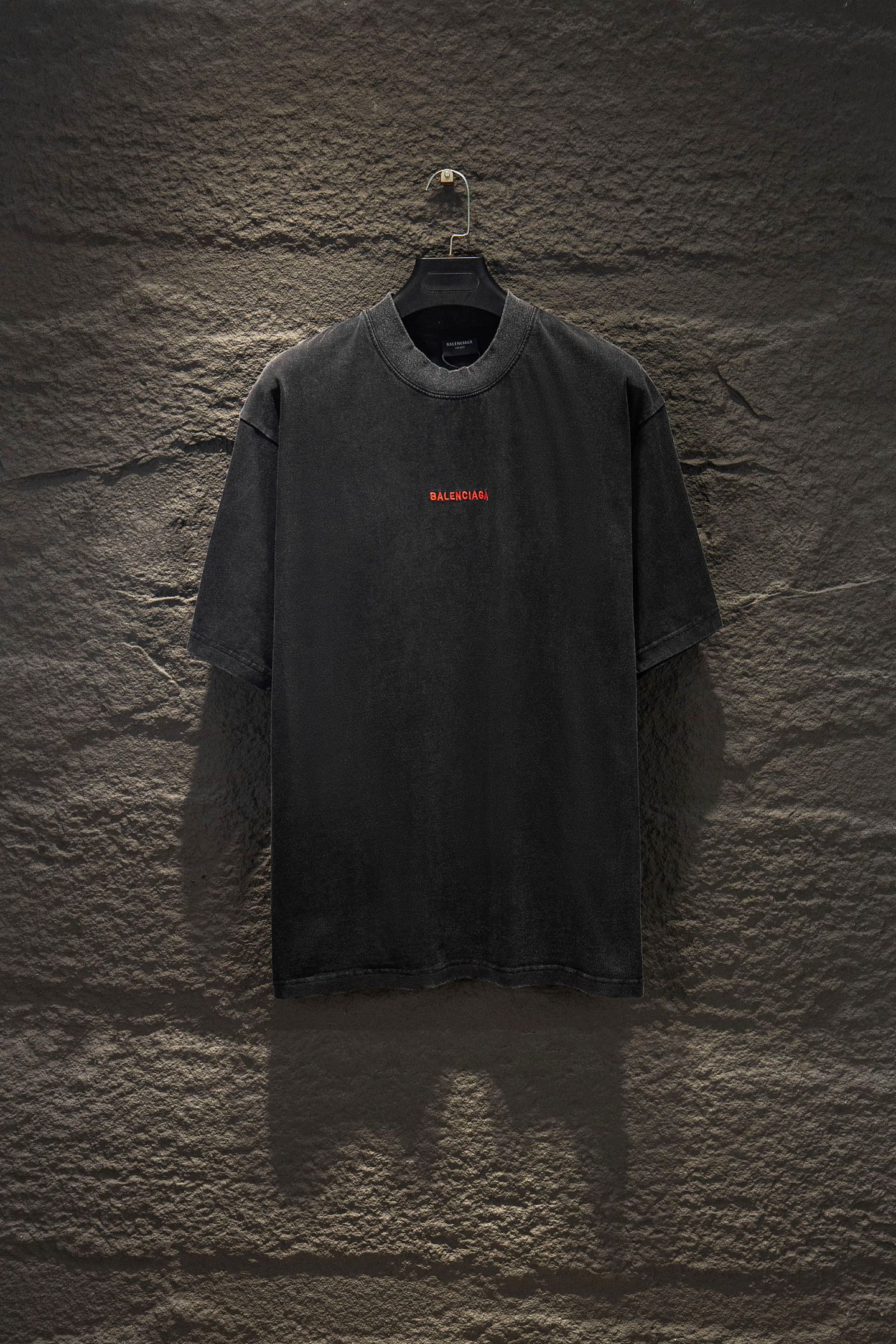 P80 🆕 Nueva camiseta de manga corta bordada clásica de Balenciaga, corte oversize realmente encantador. Balenciaga es …