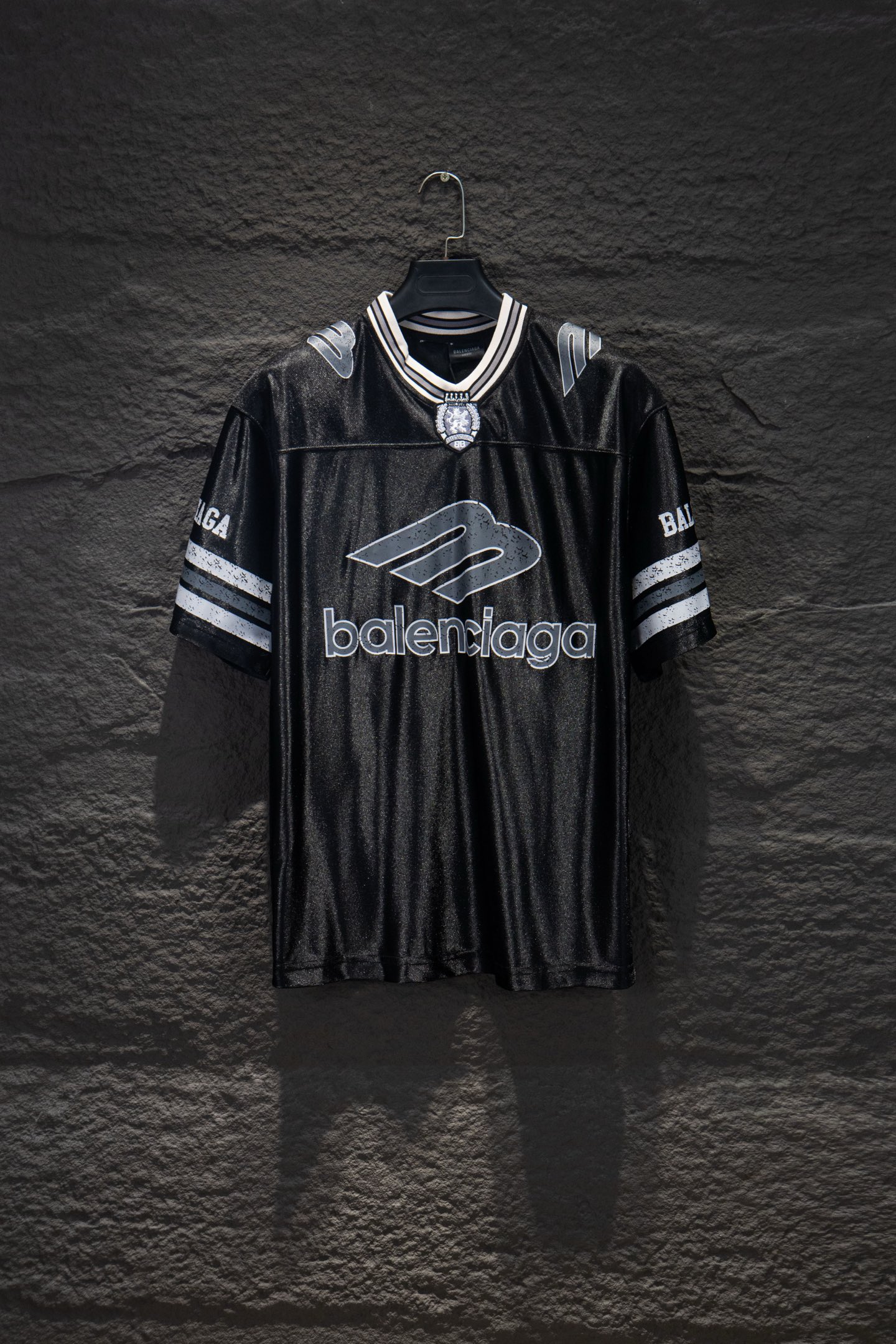 P84 🆕 Camiseta de manga corta de Balenciaga con paneles de jersey, estilo oversize realmente encantador. Balenciaga es…