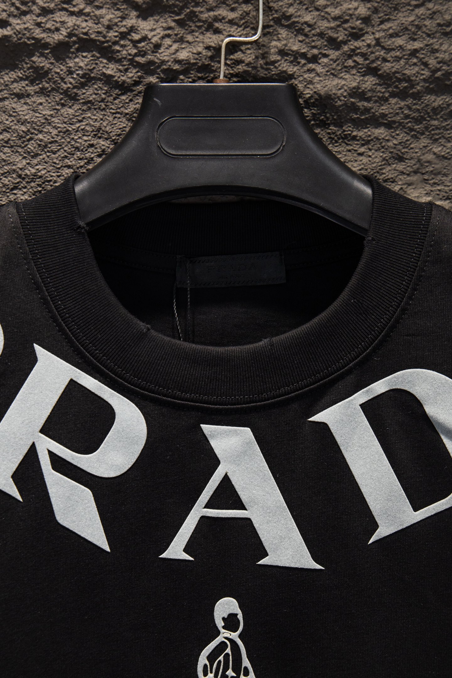 Prada/普拉达 26ss 植绒印花短袖 黑色 白色-Chinese UA Cheap High Quatity Brand Clothes Bags handbags Sneakers wholesale wholesaler seller from China Factory suppliers Fashion Clothing Shoes best Quality Beautiful Price Prada/普拉达 26ss 植绒印花短袖 黑色 白色
