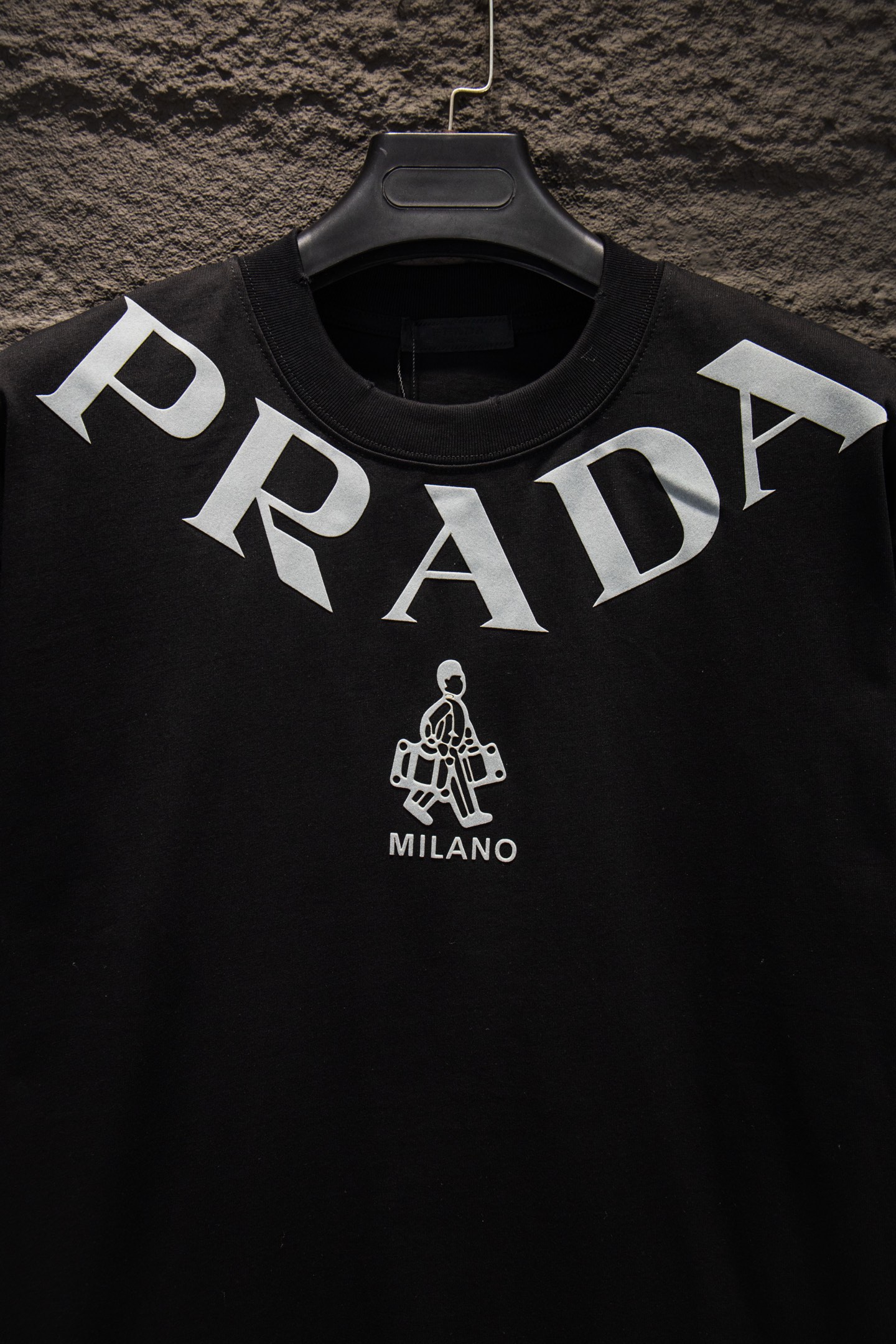 Prada/普拉达 26ss 植绒印花短袖 黑色 白色-Chinese UA Cheap High Quatity Brand Clothes Bags handbags Sneakers wholesale wholesaler seller from China Factory suppliers Fashion Clothing Shoes best Quality Beautiful Price Prada/普拉达 26ss 植绒印花短袖 黑色 白色