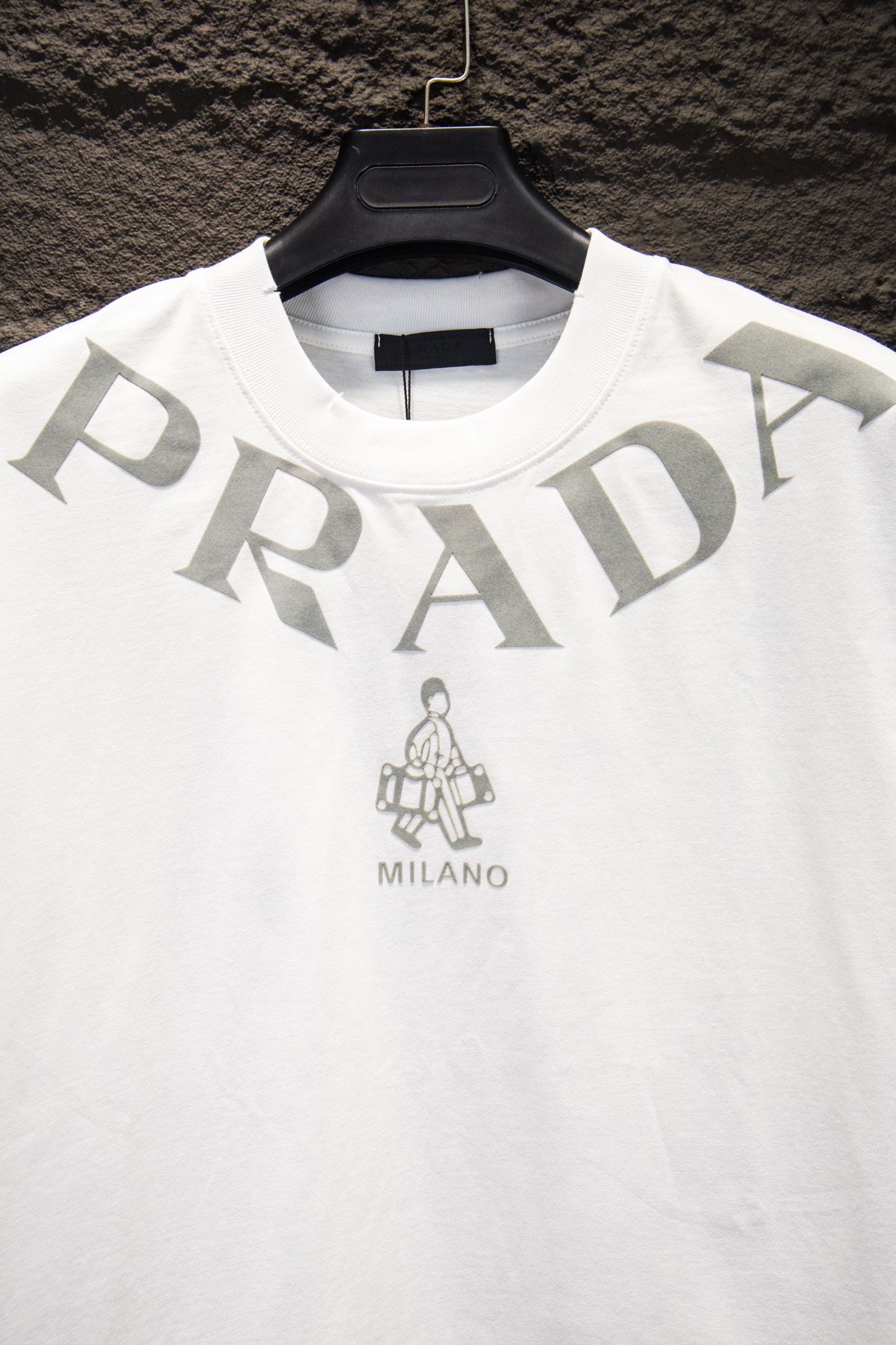 Prada/普拉达 26ss 植绒印花短袖 YB定织定染面料 黑色 白色-Top High Quatity Cheap Sneakers Fashion Clothing Clothes Bags handbags Shoes of all Brand wholesale With The best Quality And Beautiful Price from China Factory Chinese suppliers wholesaler seller Prada/普拉达 26ss 植绒印花短袖 YB定织定染面料 黑色 白色