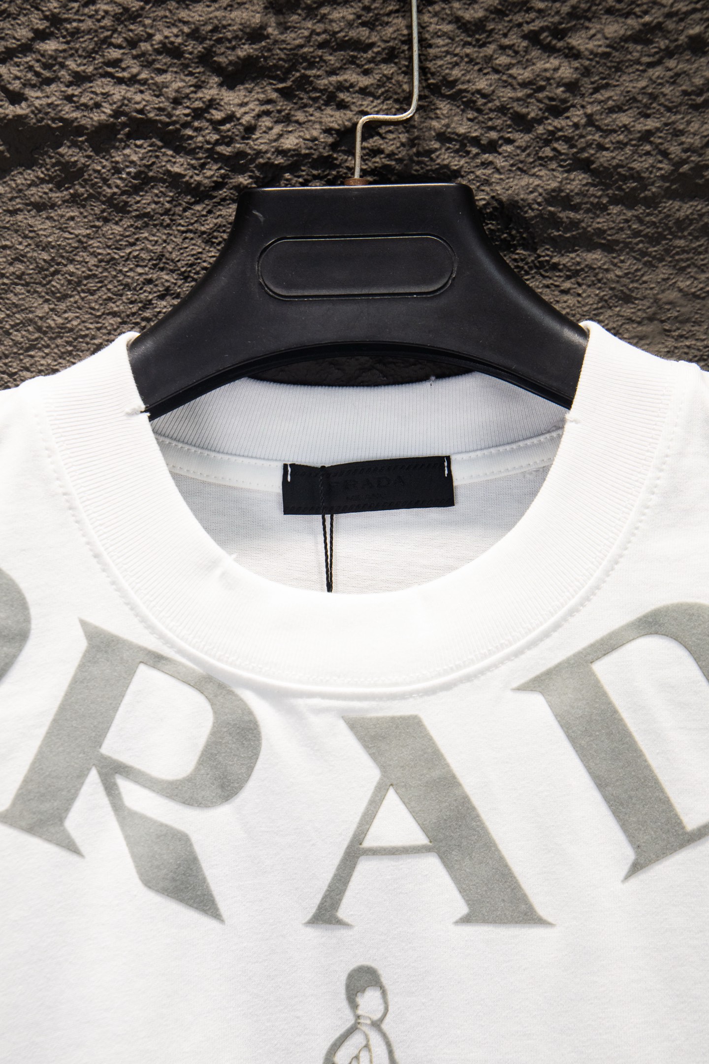 Prada/普拉达 26ss 植绒印花短袖 YB定织定染面料 黑色 白色-Top High Quatity Cheap Sneakers Fashion Clothing Clothes Bags handbags Shoes of all Brand wholesale With The best Quality And Beautiful Price from China Factory Chinese suppliers wholesaler seller Prada/普拉达 26ss 植绒印花短袖 YB定织定染面料 黑色 白色