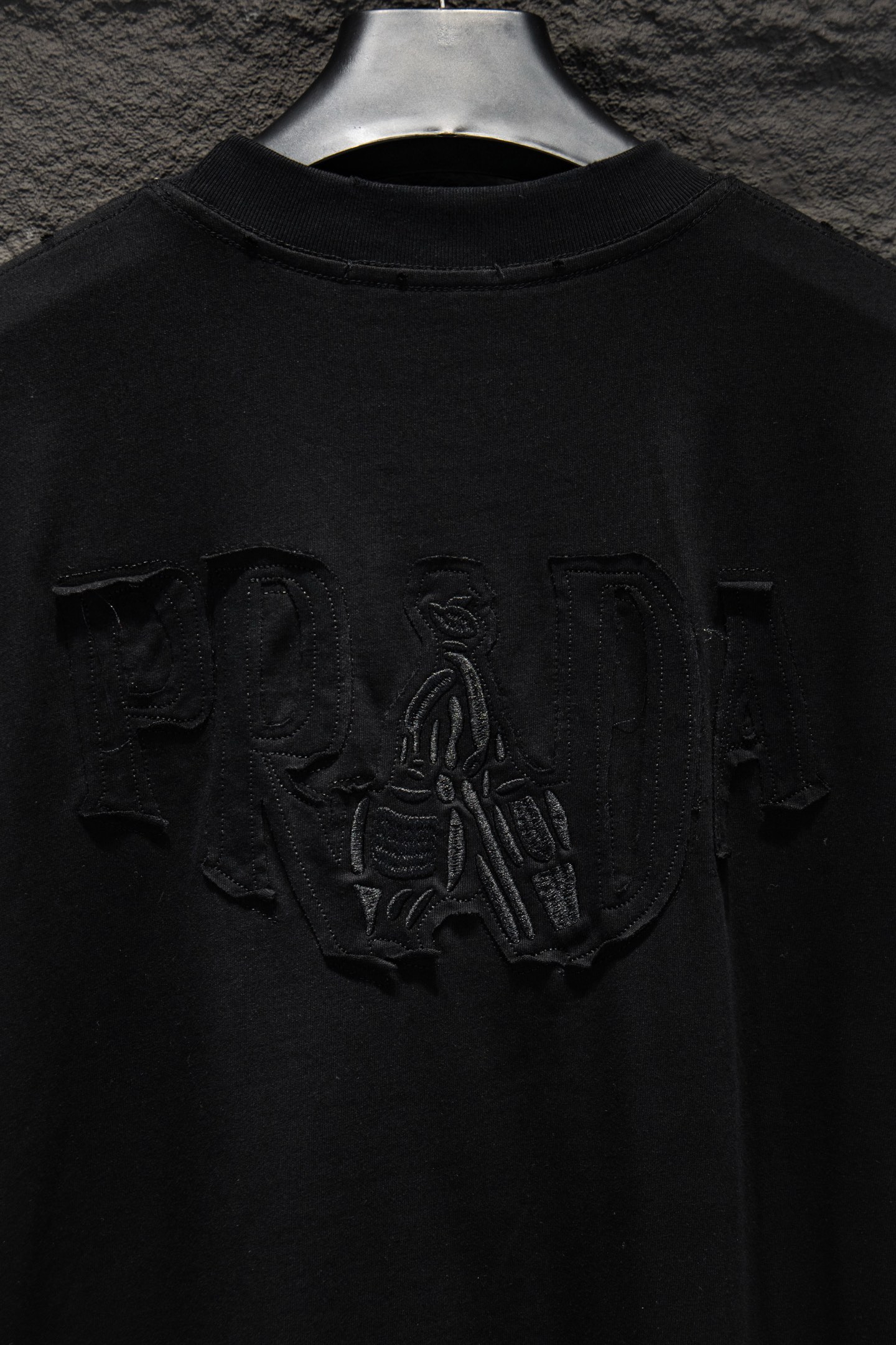 Prada/普拉达 26ss 破贴布绣短袖 白色 黑色-Chinese UA Cheap High Quatity Brand Clothes Bags handbags Sneakers wholesale wholesaler seller from China Factory suppliers Fashion Clothing Shoes best Quality Beautiful Price Prada/普拉达 26ss 破贴布绣短袖 白色 黑色