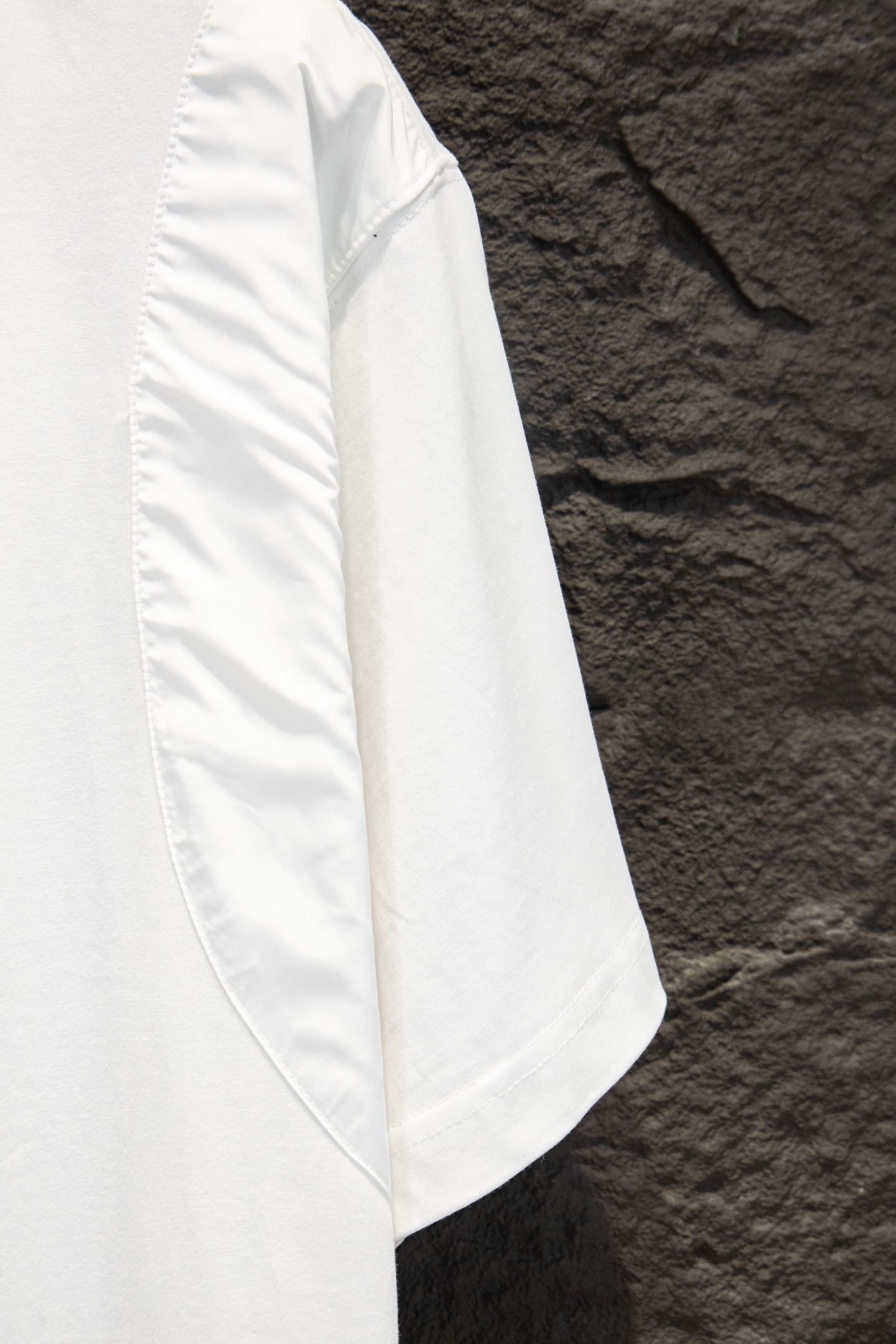 Prada/普拉达 26ss 拼接五金拉链短袖 黑色 白色-Top High Quatity Cheap Sneakers Fashion Clothing Clothes Bags handbags Shoes of all Brand wholesale With The best Quality And Beautiful Price from China Factory Chinese suppliers wholesaler seller Prada/普拉达 26ss 拼接五金拉链短袖 黑色 白色