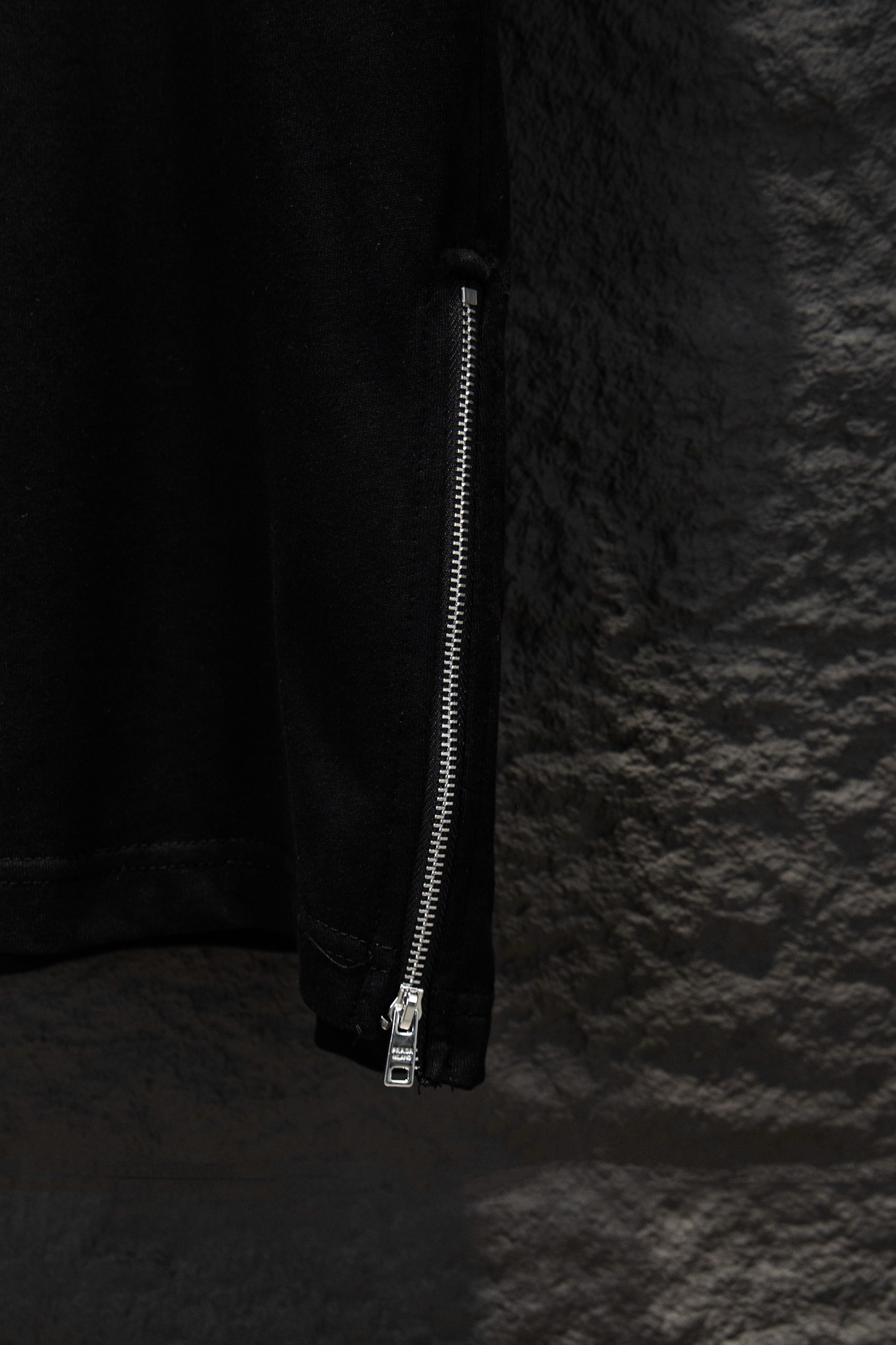 Prada/普拉达 26ss 拼接五金拉链短袖 黑色 白色-Top High Quatity Cheap Sneakers Fashion Clothing Clothes Bags handbags Shoes of all Brand wholesale With The best Quality And Beautiful Price from China Factory Chinese suppliers wholesaler seller Prada/普拉达 26ss 拼接五金拉链短袖 黑色 白色