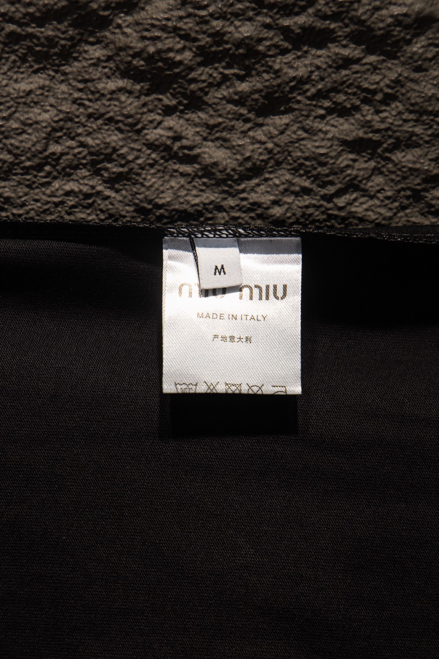 Miu Miu/缪缪 26ss 破刺绣短袖 黑色 白色-莆田鞋,莆田鞋货源,高仿鞋,高仿鞋货源,安福档口,莆田高仿鞋,莆田鞋批发,高仿鞋批发,莆田高仿运动鞋,高仿运动鞋,莆田运动鞋 Miu Miu/缪缪 26ss 破刺绣短袖 黑色 白色