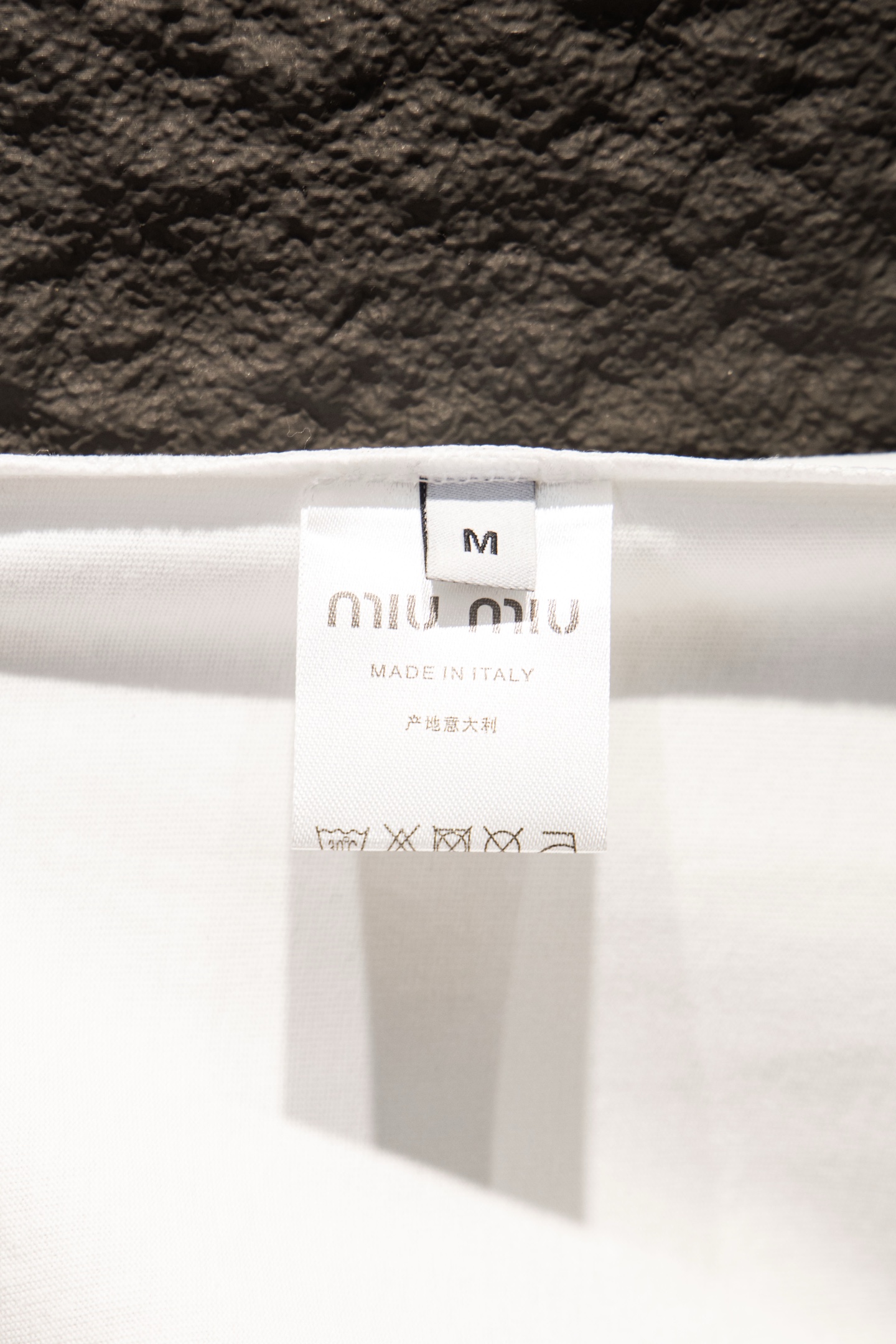 Miu Miu/缪缪 26ss 植绒印花短袖 黑色 白色-Chinese UA Cheap High Quatity Brand Clothes Bags handbags Sneakers wholesale wholesaler seller from China Factory suppliers Fashion Clothing Shoes best Quality Beautiful Price Miu Miu/缪缪 26ss 植绒印花短袖 黑色 白色
