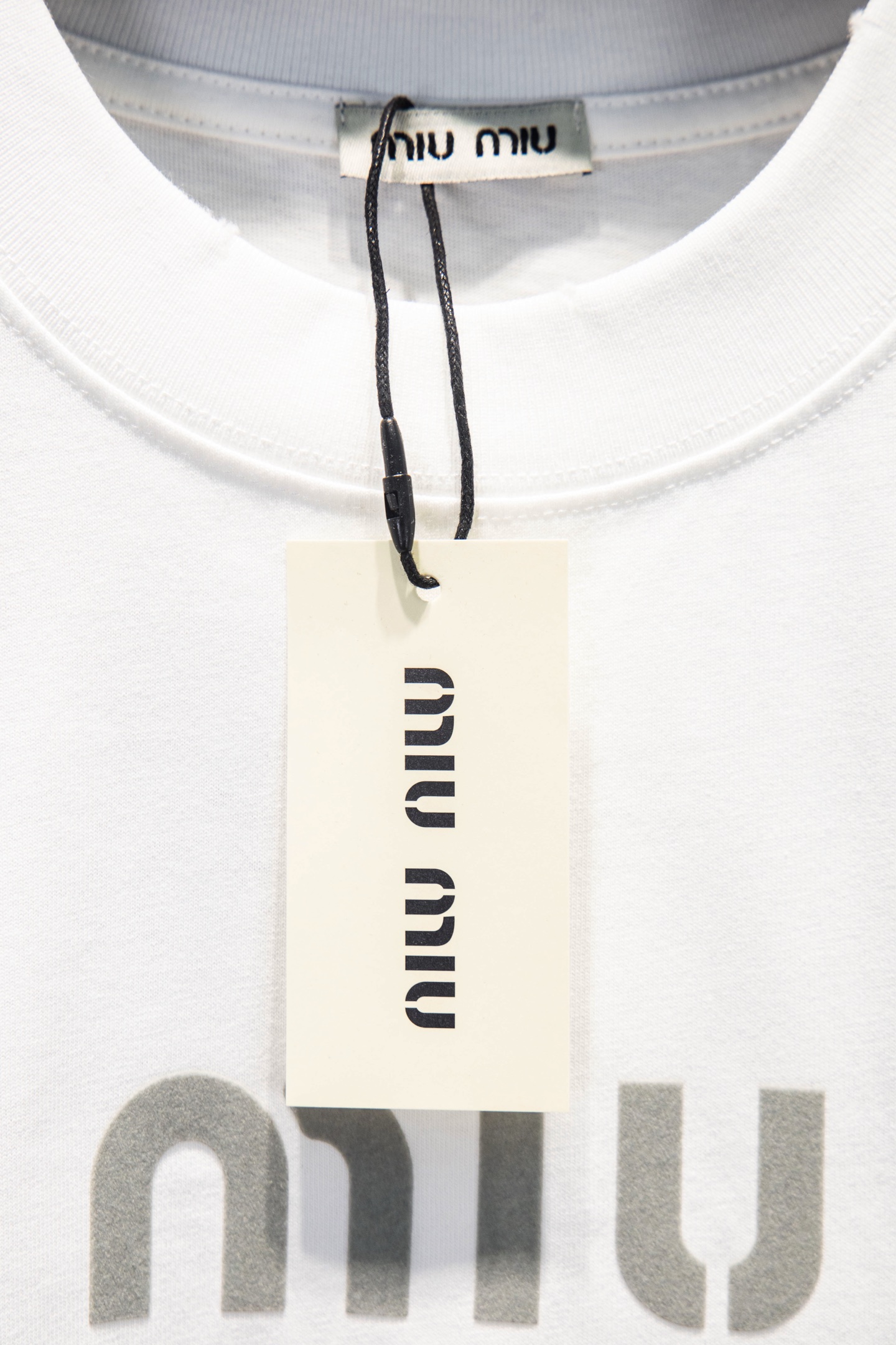 Miu Miu/缪缪 26ss 植绒印花短袖 黑色 白色-Chinese UA Cheap High Quatity Brand Clothes Bags handbags Sneakers wholesale wholesaler seller from China Factory suppliers Fashion Clothing Shoes best Quality Beautiful Price Miu Miu/缪缪 26ss 植绒印花短袖 黑色 白色