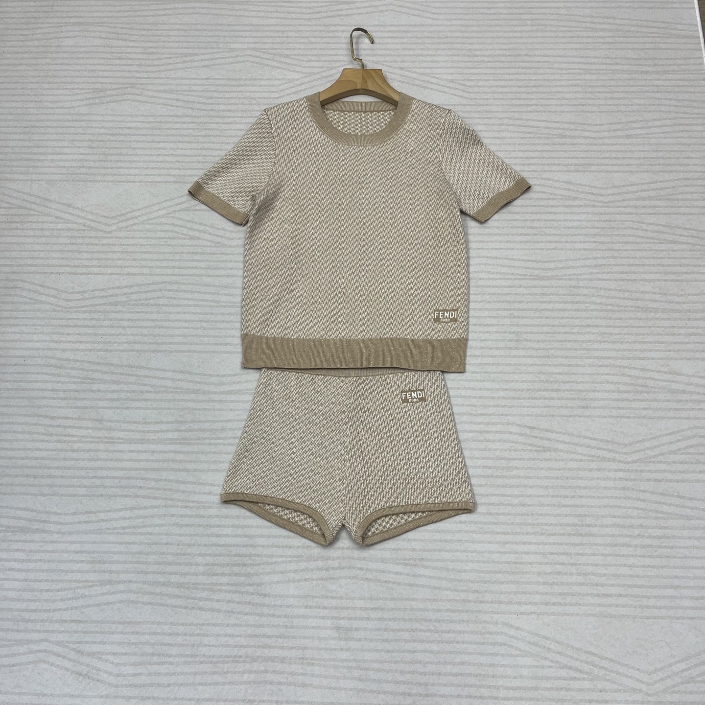 NO:324738,New spring and summer short-sleeved knitted suit, which was amazed as soon as you were on your upper body!  The fabric is made of top-notch materials, soft and skin-friendly, breathable, and has a very comfortable feeling of wearing. The round neck short-sleeved top is paired with a skirt in the same series, which is simple and fashionable, and the body proportions are perfectly modified. Whether it is going out on the street or attending parties, it can easily stay in the scene, allowing you to exude confidence and charm at all times. Get it now and start your fashion journey!  Skirts, T-shirt, alexander wang19860909春夏新款 短袖针织套装,一上身就被惊艳到了！面料选用顶级材质,柔软亲肤,透气性满分,穿着感超舒适.圆领短袖上衣搭配同系列半身裙,简约又时髦,身材比例也被完美修饰.无论是日常出街还是参加聚会,它都能轻松住场面,让你时刻散发自信魅力.赶紧入手,开启你的时尚之旅 ！ 码数,,skirts,T-shirt,alexander wang,Women's clothing