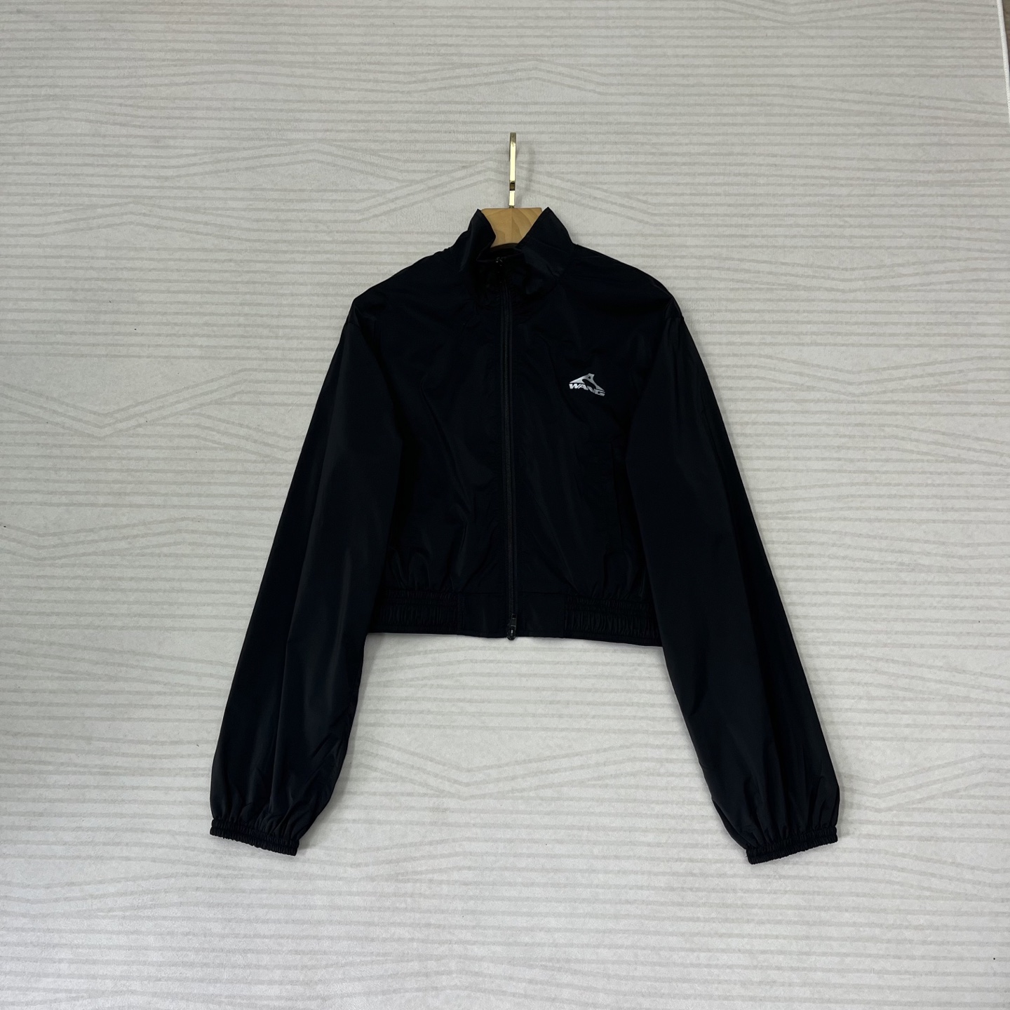 NO:324730,Spring and summer new style Alexander King suit, the overall simple and fashionable sporty style, perfectly blending American casual and pioneering fashion, bold tailoring design highlights a unique personality, easily allowing you to become the focus of the crowd. The fabric is light in texture, breathable and sweat-absorbing, and can keep it refreshing and comfortable even when exercising. It is also very versatile. Whether it is sports shoes or short boots, you can match a unique style and easily deal with various occasions such as daily going out, sports and fitness. Size, alexander wang, boots, sneakers, alexander wang19860909春夏新款 爆款亚历山大王套装,整体是简约时髦的运动风,将美式休闲与先锋时尚完美融合,大胆的剪裁设计,凸显出别具一格的个性,轻松让你成为人群焦点,面料质感轻盈,透气又吸汗,即使在运动时也能保持清爽舒适,而且它还特别百搭,不管是运动鞋还是短靴,都能搭出独特风格,轻松应对日常出街、运动健身等各种场合 码数,,alexander wang,boots,sneakers,alexander wang,Women's clothing