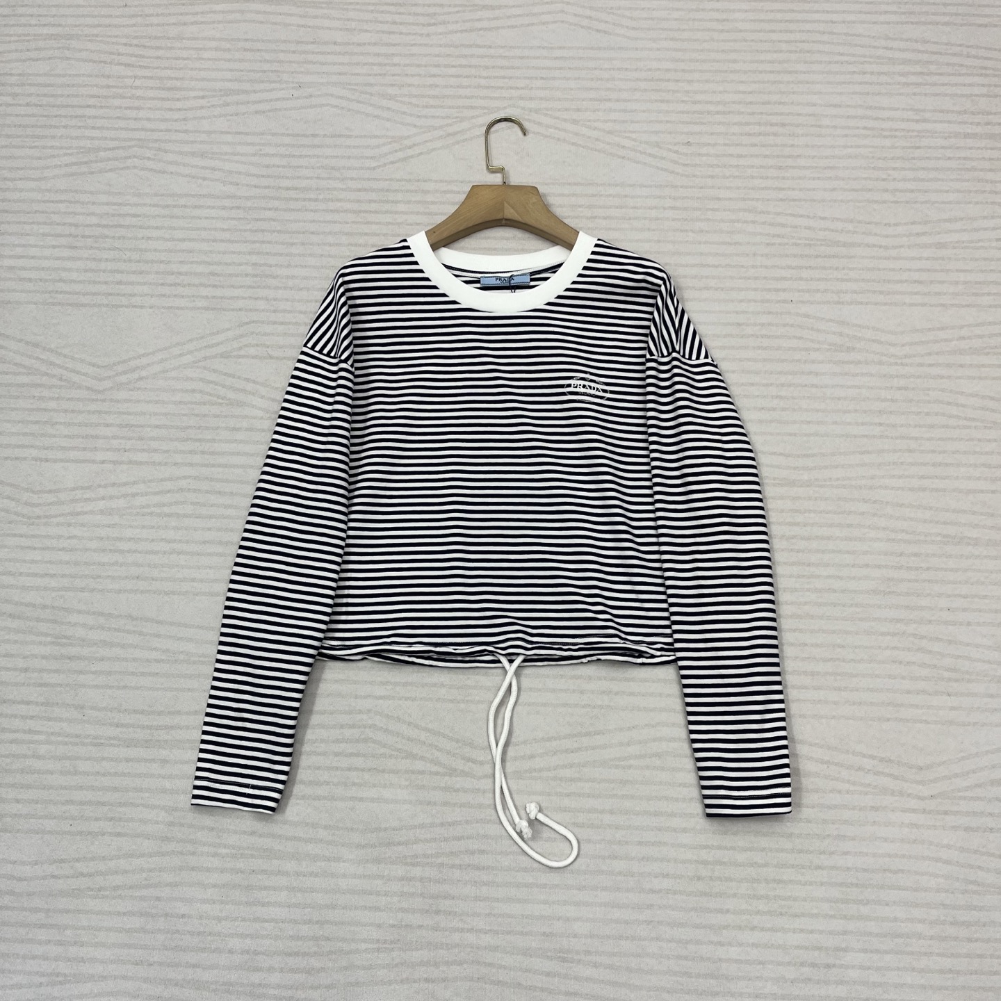 NO:328990,Prada 2025 summer new style, popular striped long sleeves, its design perfectly combines retro and modern elements, the main color is elegant black and coffee-brown, showing a deep and high-end feeling, the unique wide lapel design is exaggerated but exquisite, lengthens the neck lines and adds a dramatic effect, walking is full of casualness and freedom. SML, prada, alexander wang19860909Prada 2025 夏季新款 爆款条纹长袖,它的设计完美融合了复古与现代元素,主色调优雅黑、咖啡褐色,尽显深邃高级感,独特的宽翻领设计,夸张却不失精致,拉长颈部线条,增添戏剧化效果 ,行走间尽是随性与洒脱 码数SML,,prada,alexander wang,Women's clothing