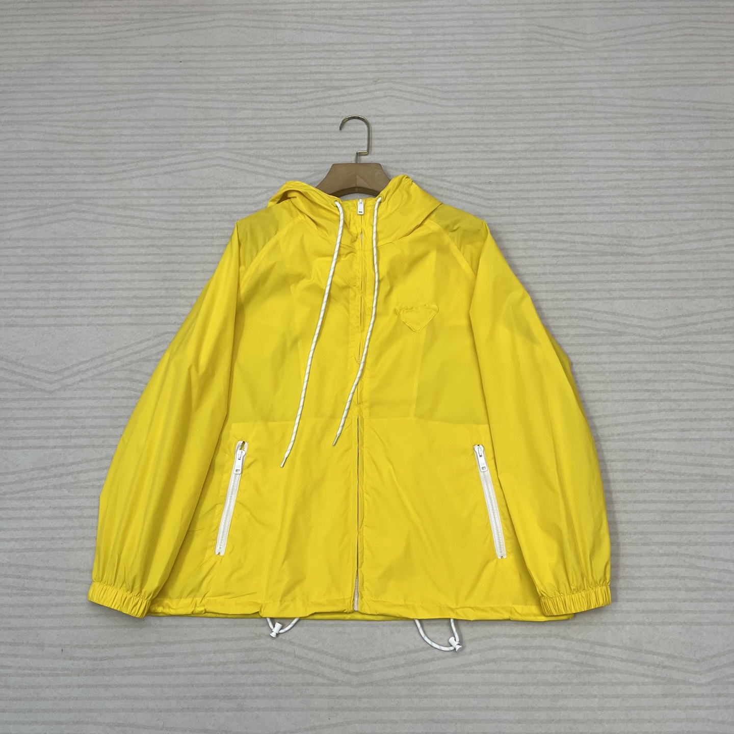 NO:329002,Prada 2025 summer new sunscreen clothing, full design sense, simple lines outline the neat style, incorporate the current popular functional style elements, drawstrings and zippers are full of details, and have both practicality and fashion sense. Hooded with adjustable brim, color yellow orange, SML, prada,hats,alexander wang19860909Prada 2025 夏季新款 防晒服 设计感拉满,简洁线条勾勒出利落版型,融入当下流行的机能风元素,抽绳、拉链细节满满,兼具实用性与时尚感.连帽搭配可调节帽檐 颜色黄色 橙色 码数SML,,prada,hats,alexander wang,Women's clothing