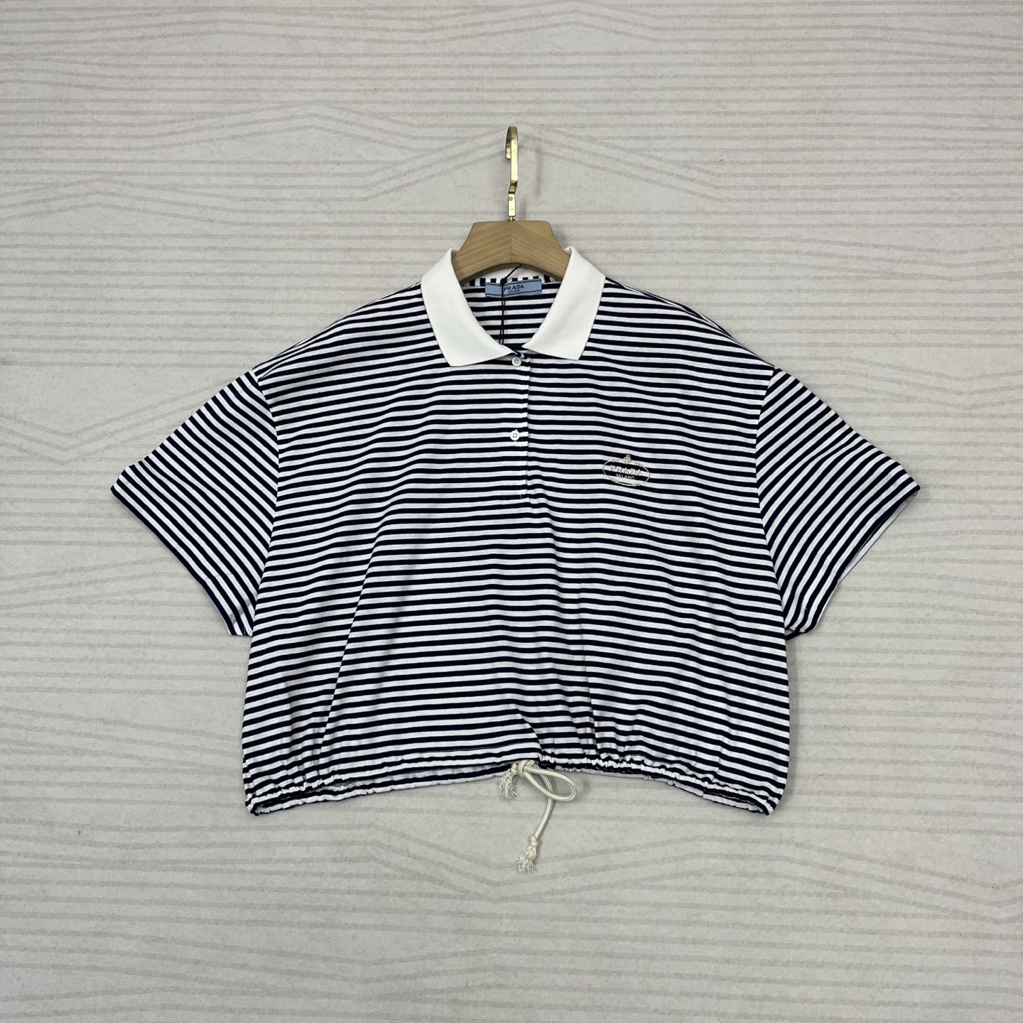 NO:328998,Prad* 2025 summer new style striped Polo short top brings a new popular short sleeve. It uses 350 grams heavy cotton fabric, breathable and skin-friendly, full texture, comfortable to wear, durable and washable, and not easy to deform and pill. The triangle logo embroidery on the chest, classic elements highlight the brand style, and the simplicity shows the sense of high-end fashion. Color black, red, SML, and Styling SML. It has excellent style design, and can be easily controlled for both large-size men and standard figures, highlighting unique temperament. It is paired with jeans in daily life, casual and casual; with casual pants, you can easily hold it in business and casual occasions. If you pursue quality and fashion, this 2025 new Prada short sleeve is definitely a must-have for your wardrobe. Wear it and easily become the focus of the crowd!  ,,prada,prada,jeans,T-shirt,alexander wang19860909Prad* 2025 夏季新款 条纹Polo短款小上衣 带来全新爆款短袖 采用350克重磅棉面料,透气又亲肤,质感满满,穿着舒适,耐穿耐洗还不易变形起球 .胸前三角徽标刺绣,经典元素彰显品牌格调,简约中尽显高级时尚感 颜色黑色 红色 码数SML  它版型设计优秀,无论是大码男士还是标准身材,都能轻松驾驭,凸显独特气质.日常搭配牛仔裤,随性休闲；配上休闲裤,商务休闲场合也能轻松hold住. 如果你追求品质与时尚,这款2025新款普拉达短袖绝对是你的衣橱必备,穿上它,轻松成为人群焦点！,,prada,prada,jeans,T-shirt,alexander wang,Women's clothing