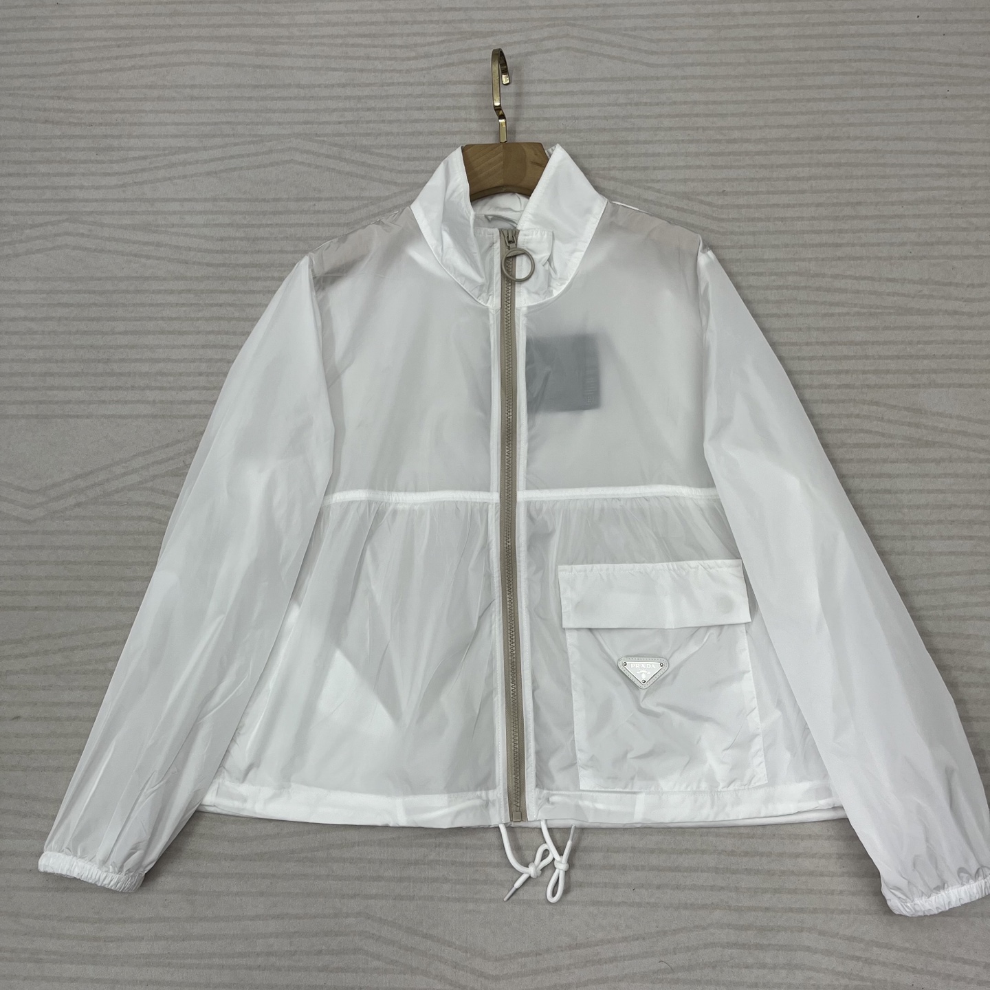NO:332159,New summer sunscreen jacket, simple white tone, clean and versatile, easy to adapt to various styles. Loose style is matched with puff sleeve design, zippers and metal buckle embellishments, full of detail. Size number, jackets & coats, alexander wang19860909夏季新款 防晒外套,简约的白色调,干净又百搭,轻松适配各种风格.宽松版型搭配泡泡袖设计,拉链与金属扣点缀,细节感十足 码数,,jackets & coats,alexander wang,Women's clothing