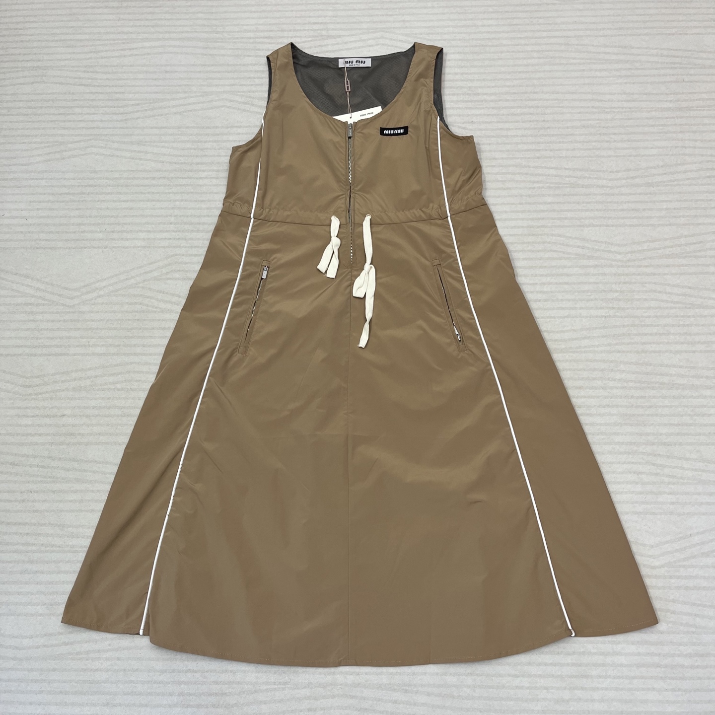 NO:332152,* Hot vest dress, retro and eye-catching, the skirt hem is playful and lively, and it is full of youthful vitality while walking. Every day you go out, you are full of vitality and fashionable essence. The slim cut is cleverly outlining the body shape, highlighting the right curves. Skirts, alexander wang19860909*  爆款背心连衣裙,复古又吸睛,字裙摆俏皮又灵动,行走间洋溢着青春活力,日常出街就是元气满满的时髦精,修身剪裁巧妙勾勒身形,凸显出恰到好处的曲线美 码数,,skirts,alexander wang,Women's clothing