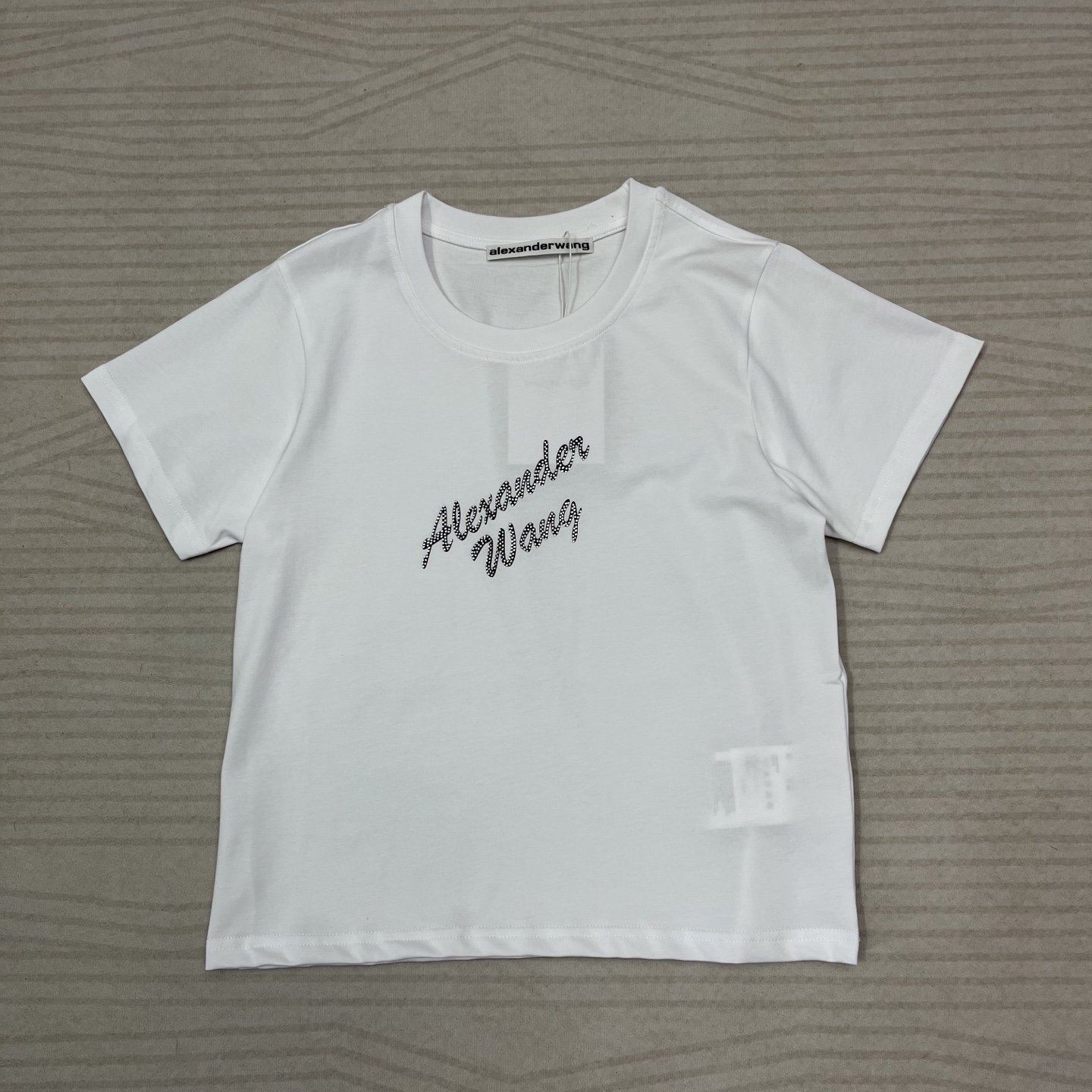 NO:332165,New summer style diamond-scalding short shirt, customized high-quality pure cotton fabric~ the front shoulder cut is amazing, the chest is a heavy industry high-temperature diamond-scalding design, and the texture and recognition of Buling Buling are both full of texture and recognition. They are simple and fashionable. They are very suitable for going out on the street or participating in activities every day, and they can easily become the focus of the crowd!  Color black white yard count, jeans,alexander wang19860909夏季新款 烫钻短款恤,定制高品质纯棉面料~正肩剪裁很绝,胸前是重工高温烫钻设计,在阳光下布灵布灵的 质感和辨识度双双拉满,随便搭条牛仔裤,简约又时髦,日常出街或参加活动都很合适,轻松成为人群焦点！ 颜色黑色 白色 码数,,jeans,alexander wang,Women's clothing