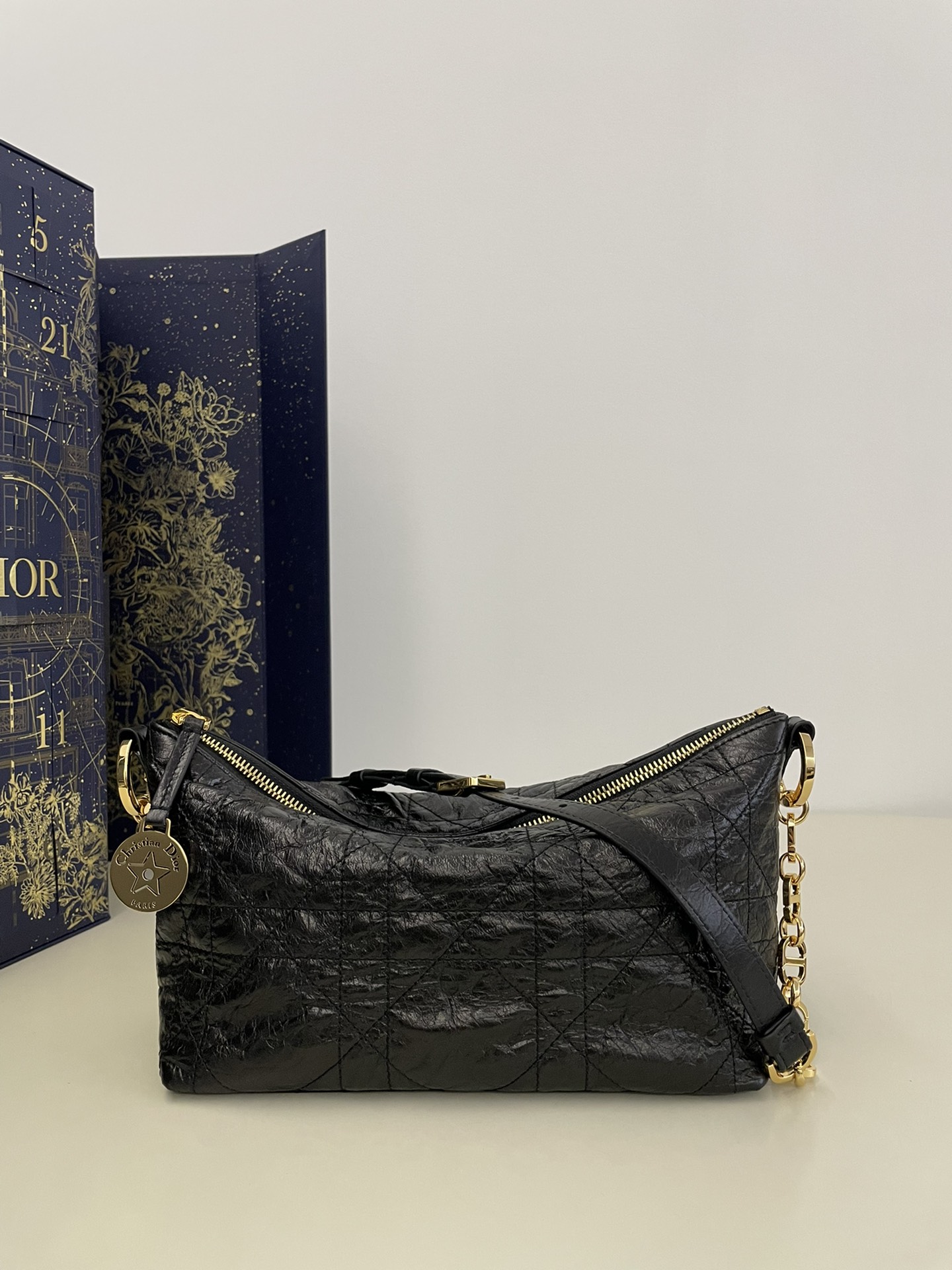 Disponible en piel encerada negra‼️ Serie de bolsos de cadena Hobo star, versión mejorada del bolso fiambrera, diseño p…