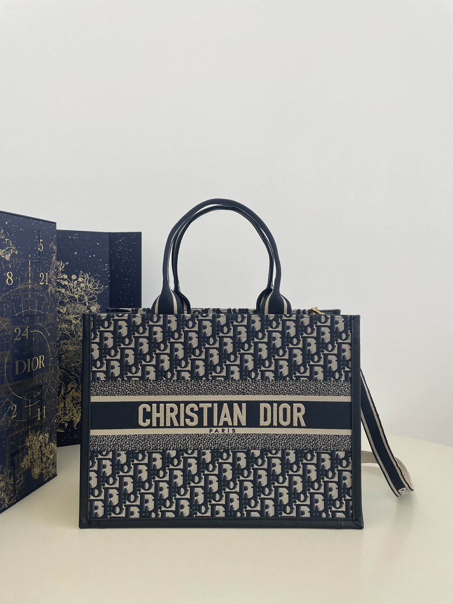 ¡Disponible talla mediana! 🔥 Última colección de otoño/invierno de Tote, me cautivó este bolso, el tote que se puede l…