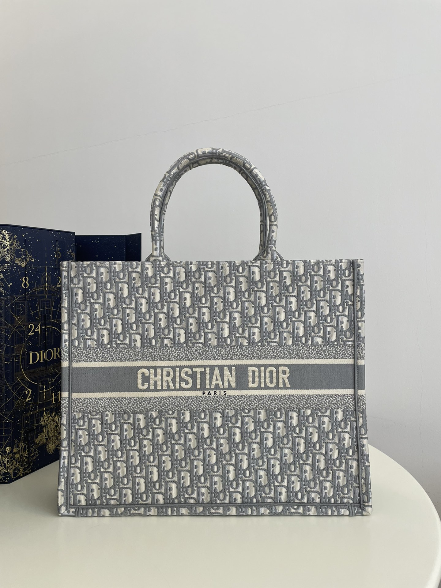 Tamaño grande en stock‼ ️ Serie Book Tote, tono gris claro de ensueño, letras tridimensionales con contorno clásico y s…