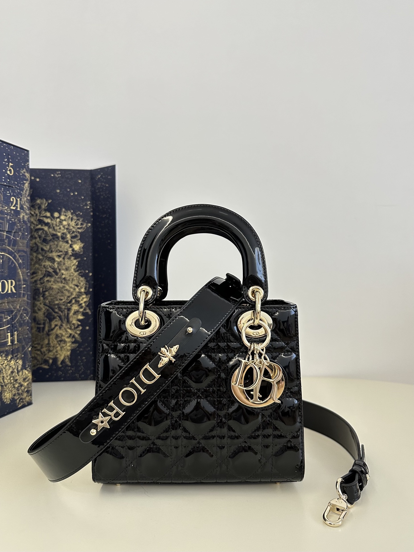 Cuatro compartimentos en negro y dorado en stock ‼️ Lady cuatro compartimentos de charol con correa de letras. ¡Por fin…