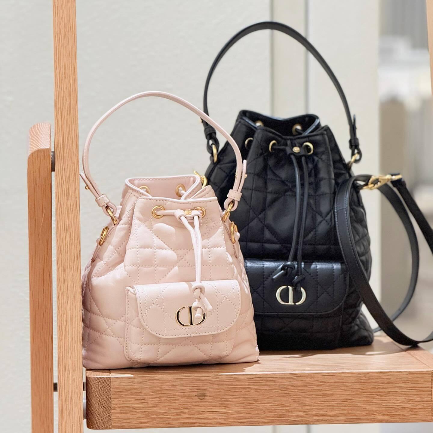 Caro bucket bag micro rubor en polvo, se envía a fin de mes‼️ tamaño: 14*7*15cm p00316500880