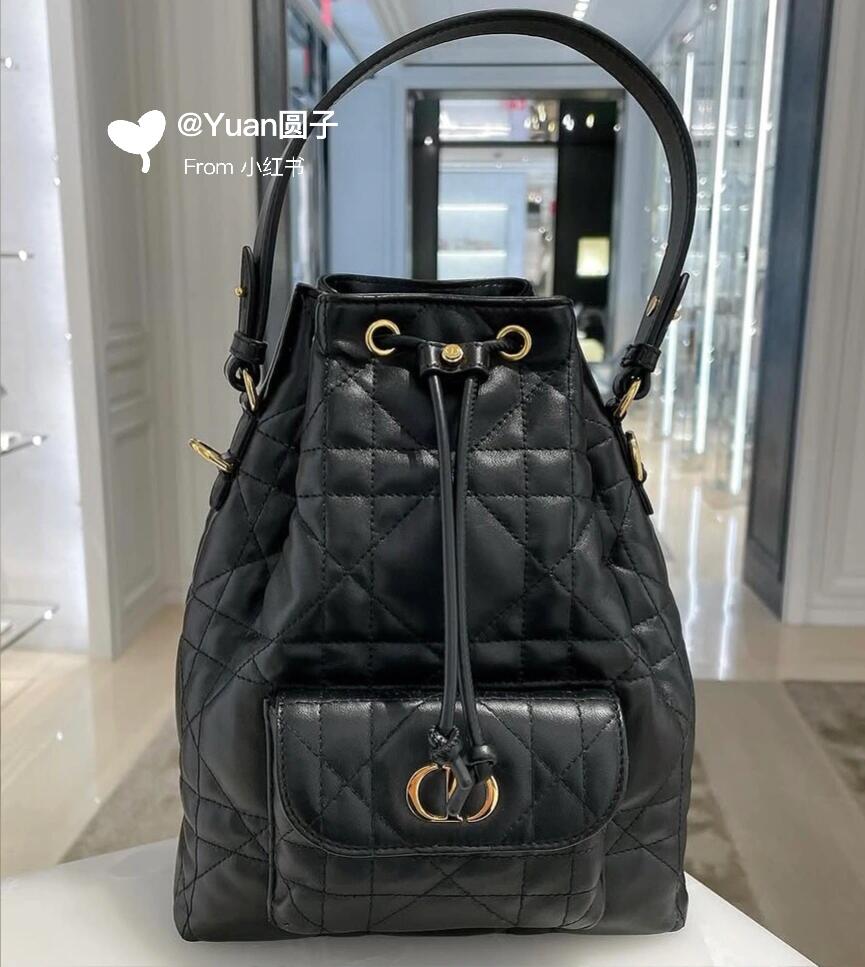 Caro bolso cubo pequeño negro, envío a fin de mes‼️ tamaño: 20*9*24cm p00316600980