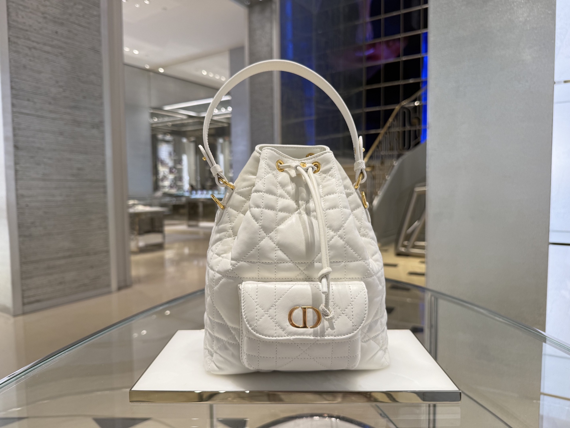 Bolso tipo cubo Caro pequeño blanco, enviado a fin de mes‼ ️ tamaño: 20*9*24cm p00316600980