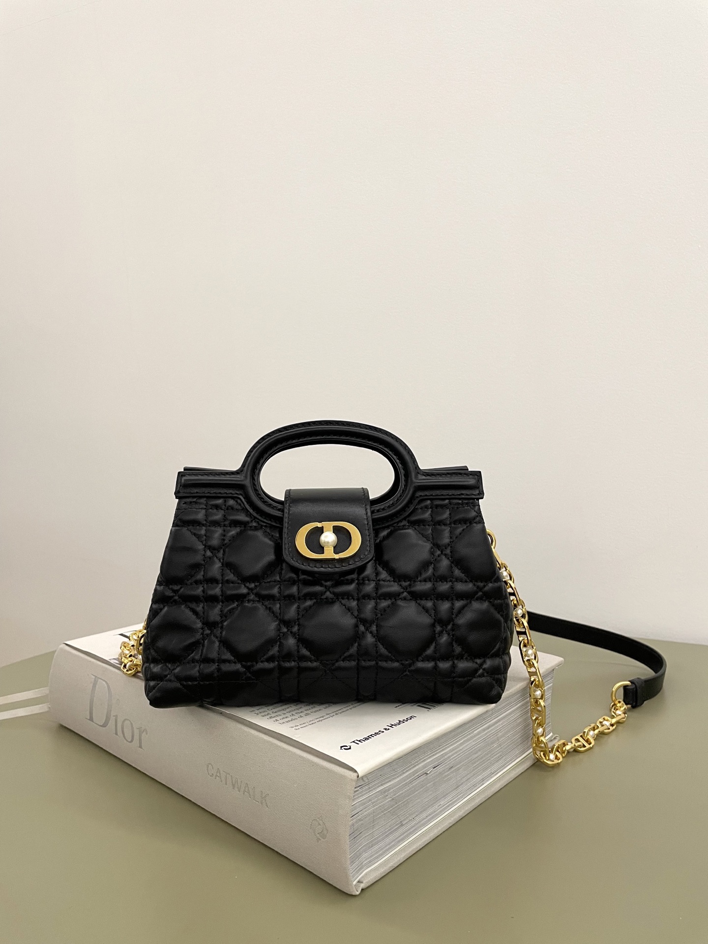 Toma real de la versión redonda, se enviará pronto‼ ️ Mini bolso con cadena Jolie con asa superior No tengo absolutamen…
