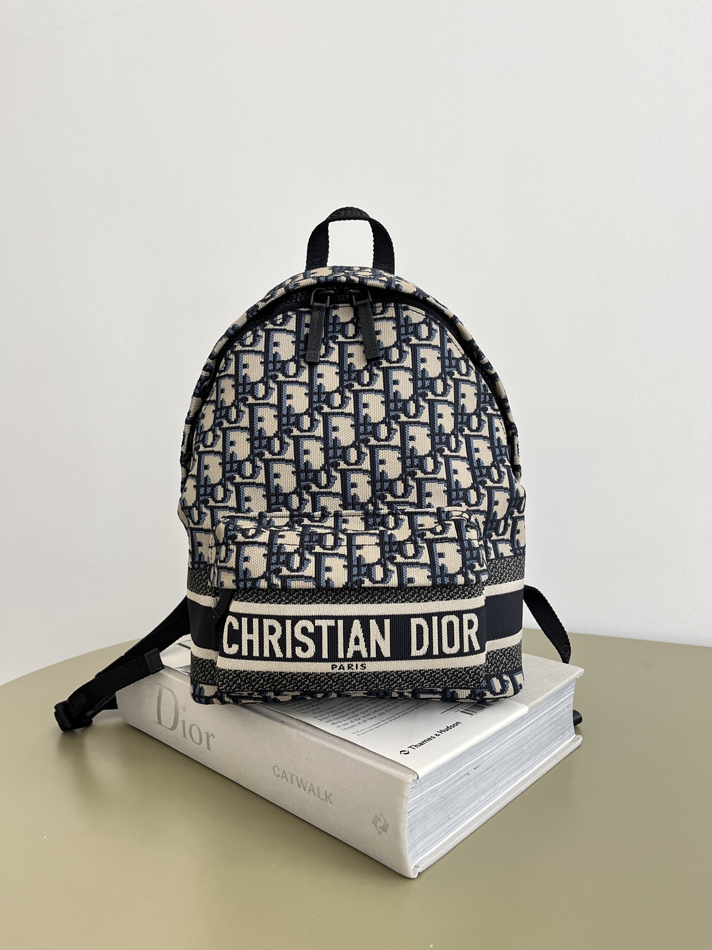 Toma real de la versión redonda, se enviará pronto‼ ️Mochila pequeña de lona con letras de la serie Travel. Una mochila…