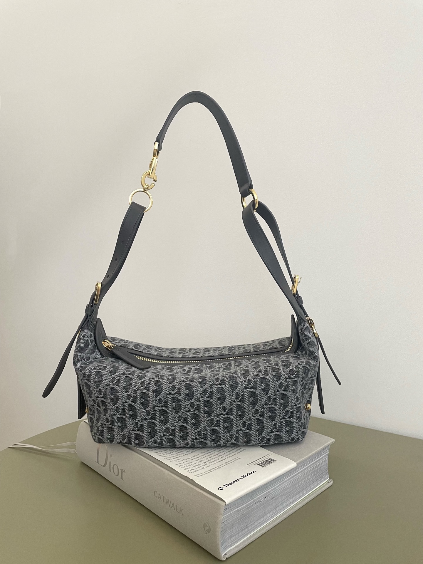 Tamaño pequeño en stock‼️ La pequeña mezclilla gris oscuro de la serie Journey viene con un bolso hobo suelto, la forma…