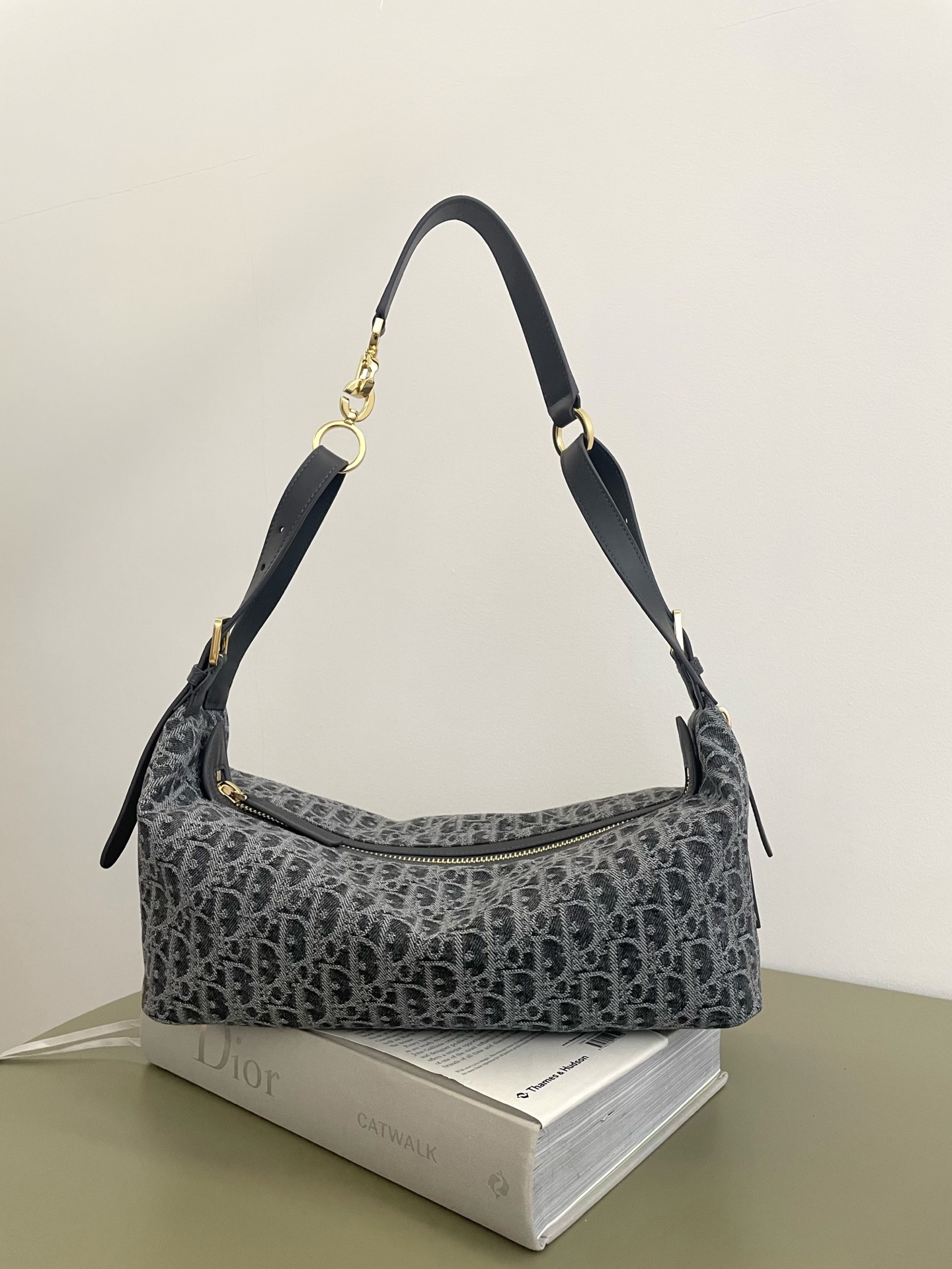 Talla mediana en stock‼️ Serie Journey en denim gris oscuro medio. Viene con un bolso hobo suelto, informal y de forma …