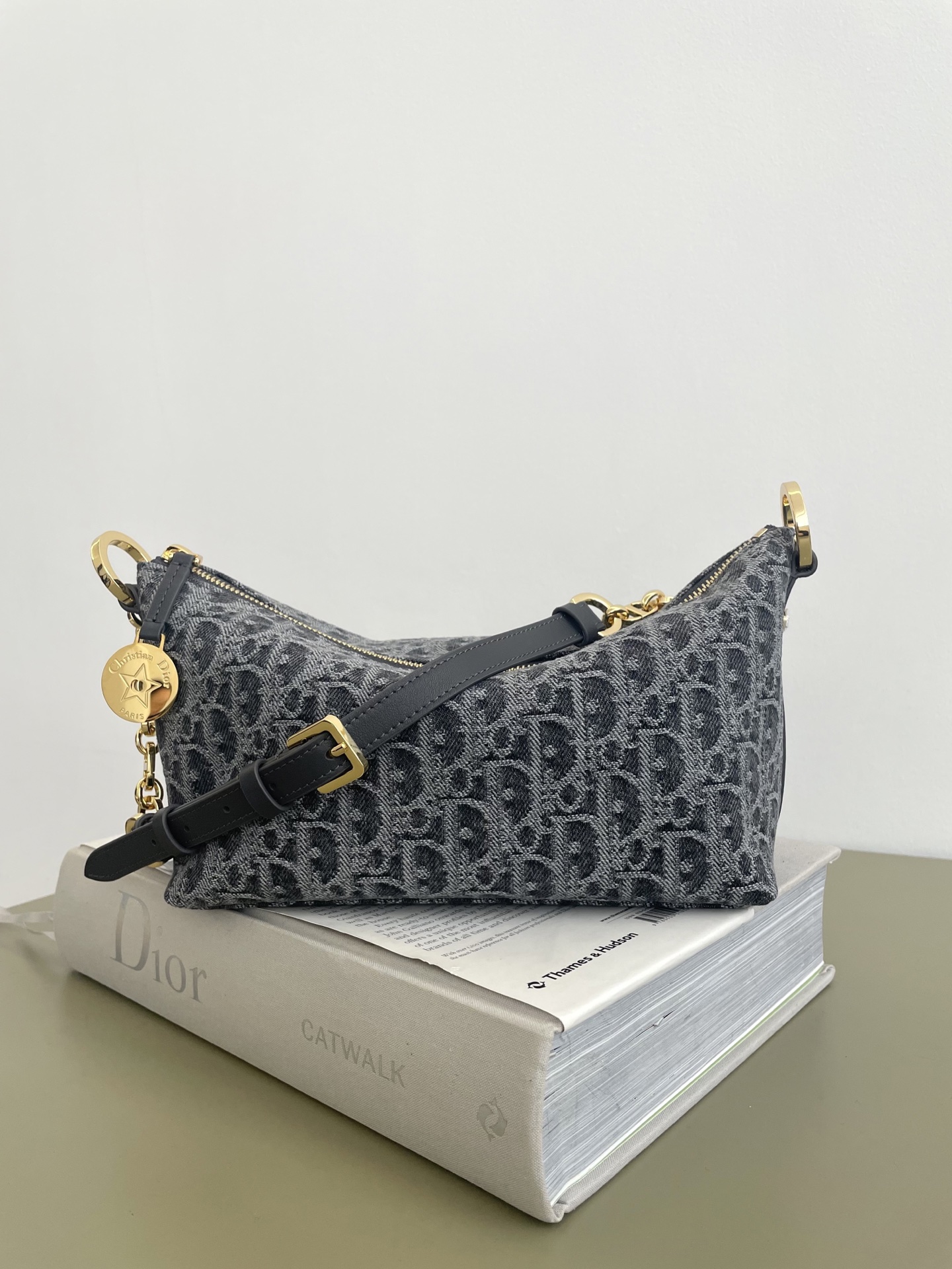 ￼En stock‼️ Bolso hobo con cadena de estrellas serie denim gris. Tela vaquera gris nueva, de alta gama y duradera. Dise…