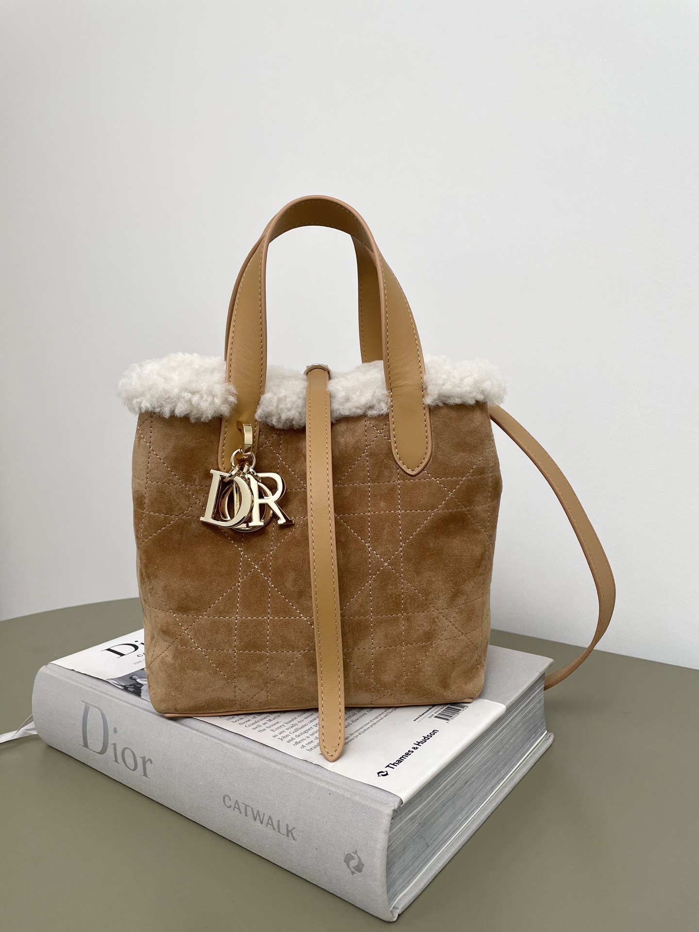 ￼Talla pequeña en stock‼️ Toujours serie versión vertical modelo pequeño de lana. El pequeño bolso cálido para otoño e …