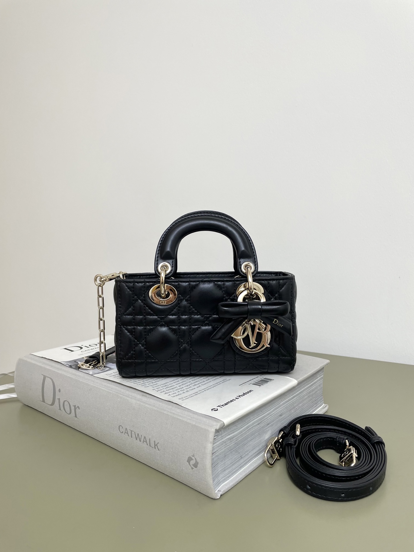 Mancha de oro negro‼ ️ Mini serie de lazo D-Joy. El delicado lazo está lleno de feminidad. La forma del bolso es pequeñ…