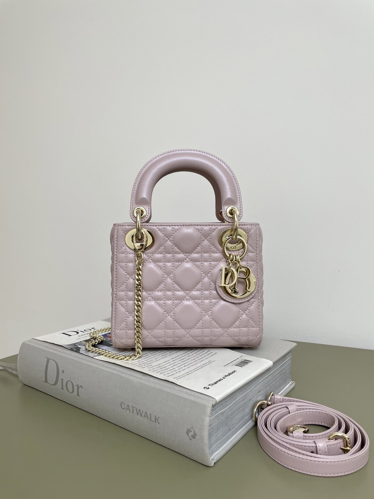 Polvos nacarados en stock‼ ️ La serie de tres partes de Lady Di tiene una versión de chip recientemente mejorada. Tecno…