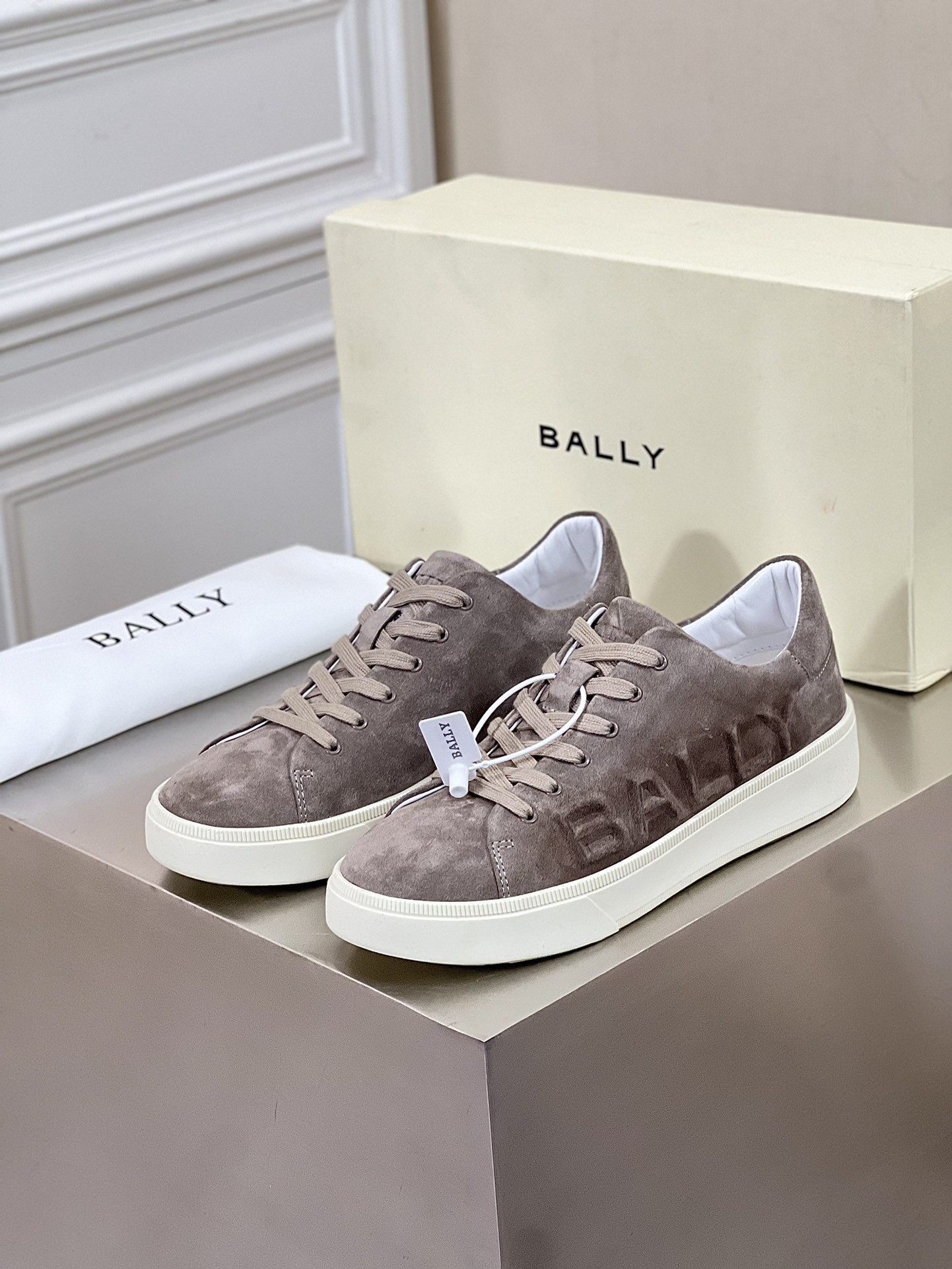 NO:271006,New product Ball*_High-end classic men's sneakers. Imported calfskin, limited spring and summer style, genuine leather edge shoe mouth, unique classic hardware in B family, rare boutique with original packaging shoe box. Size39-44 (customized by 38.45),,sneakers,cowhide19860909新品 Ball*_高端男士经典运动鞋. 进口小牛皮 春夏风格限定精品, 真皮包边鞋口 B家独有经典五金,不可多得的精品 配原厂包装鞋盒. Size39-44（38.45定制）,,sneakers,cowhide,Men's shoes