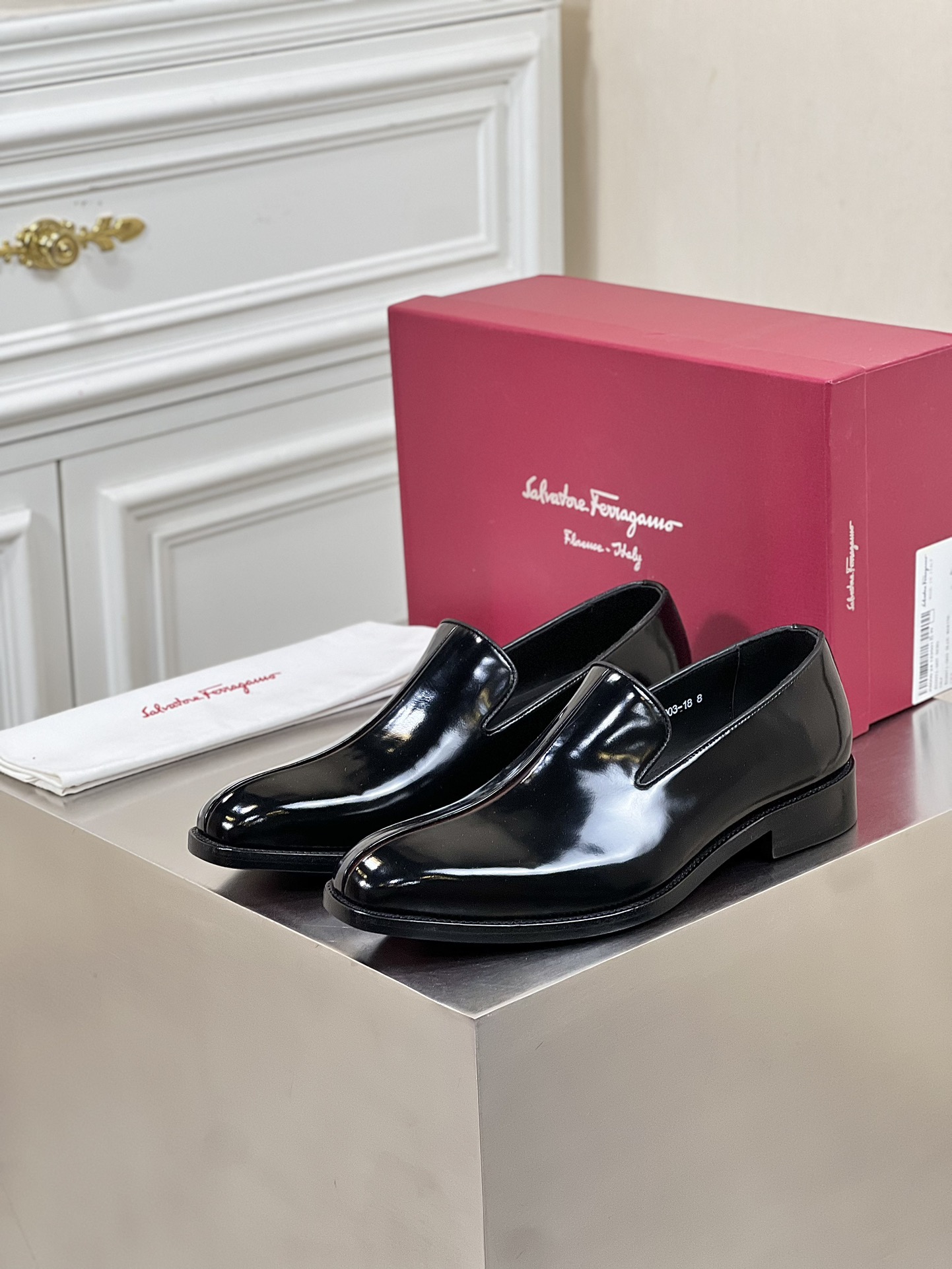 Ferragamo الأحذية الأحذية الكاجوال المتسكعون الأحذية الأخفاف ذكور جلد البقر الأدمة عارضة