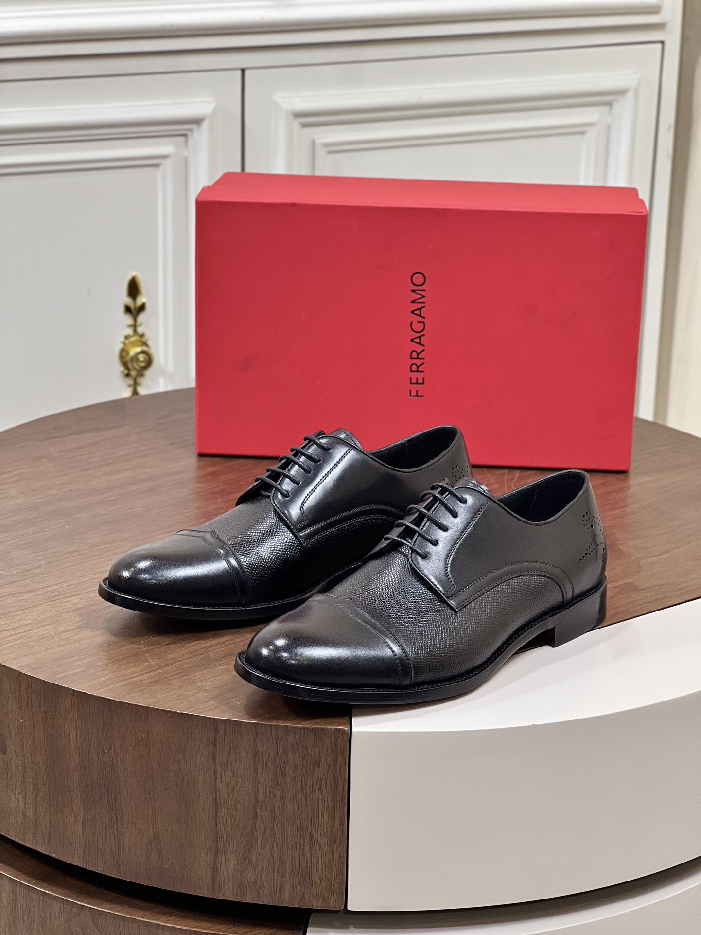 NO:780882,··New Product··Ferra~ Men's formal business leather shoes. This three-section toe Oxford shoe is specially designed for men with elegant taste. It adopts new proportions and presents an elegant style. Soft imported cowhide/open-edge pearl cowhide/black suede upper, with exquisite brogue carving details on the toe and body, highlighting exquisite craftsmanship and British charm. The inner calfskin is made of light skin and comfortable. Italian genuine leather outsole  The leather sole is slender and flexible, decorated with topstitching, highlighting the brand's exquisite craftsmanship. The Tramezza shoe structure shows the exclusive characteristics of Salvator* Ferragam* men's shoes; a thick and flexible layer of leather is sandwiched between the sole and the insole, which is unique. The heel is reinforced with a rubber patch. This process ensures that the shoes are extremely flexible, not easily deformed, durable and comfortable. Size39-44 (customized at 38.45.46),, louis  vuitton,ferragamo,cowhide,leather soles19860909··新品··Ferr菲拉～ 男士正装商务皮鞋 这款三节头牛津鞋专为品味高雅的男士设计,采用新巧比例,呈现优雅风格. 柔软的进口牛皮/开边珠亮皮牛/黑色翻毛皮鞋面,鞋头和鞋身饰有精致的布洛克雕花细节,突显精湛工艺与英伦魅力.内里小牛皮打造 轻肤舒适 意大利真皮大底 皮革鞋底修长而灵活,饰有明缝针迹,彰显品牌的精湛工艺.Tramezza鞋履结构展现Salvator* Ferragam*男士鞋履专有的特质；鞋底和鞋垫之间夹有一层厚实而灵活的皮革,独具个性.后跟有橡胶贴片加持 此工艺确保鞋履格外灵活,不易变形,经久耐穿,超凡舒适. Size39-44（38.45.46定做）,,louis vuitton,ferragamo,cowhide,Leather soles,Men's shoes
