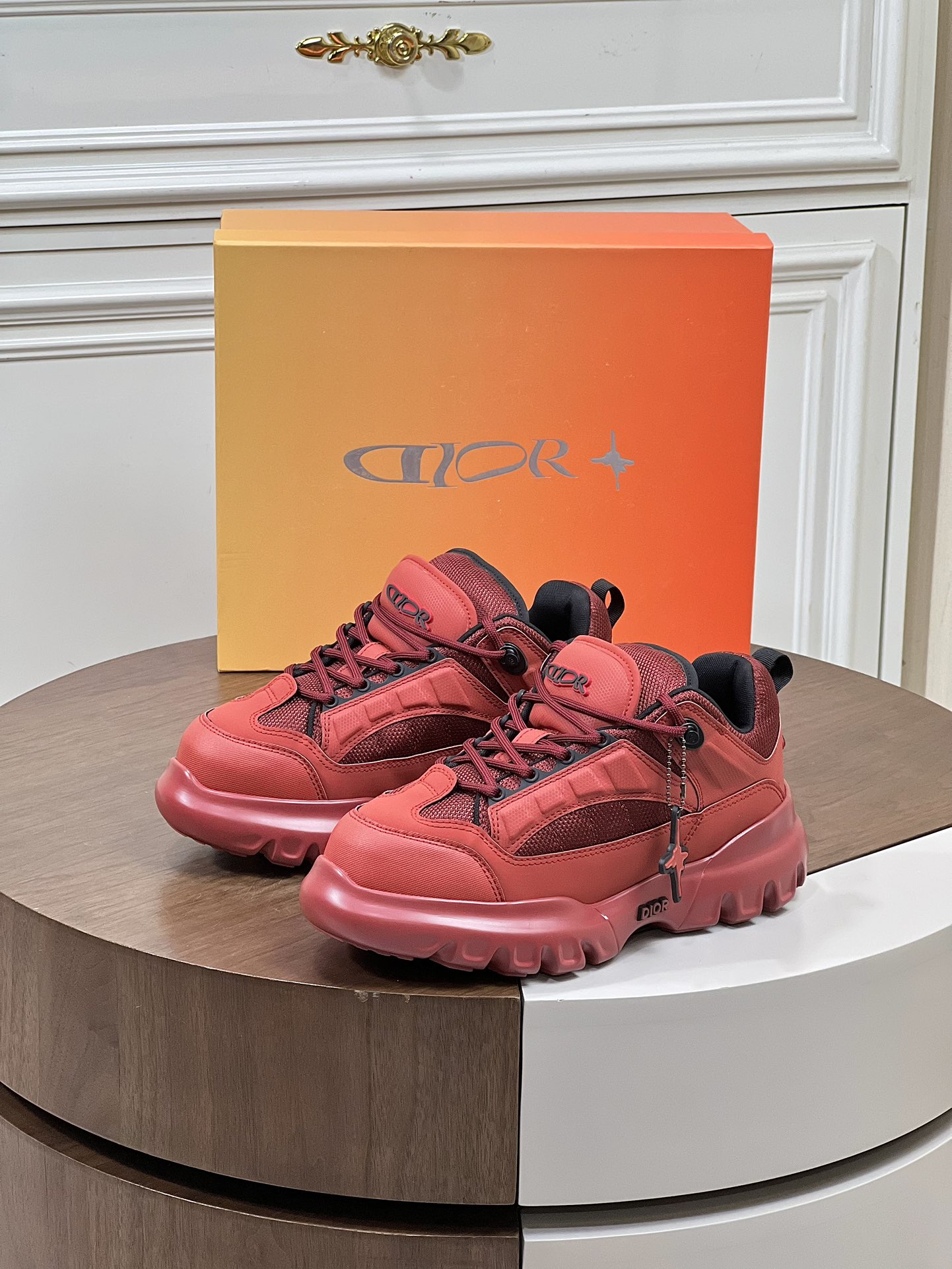 NO:270876,New product Dior Snow high-end couple Derby shoes 2025 spring men's clothing series. From DIOR AND LEWIS HAMILTON limited series, highlights Dior's technological exquisite craftsmanship, reinterpreting hiking shoes with Dior's high-definition style and avant-garde silhouette. It is carefully crafted with cowhide effect technology fabrics and other materials, decorated with the same-toned mesh fabric, and is decorated with padded tongue and heel support. The DIOR AND LEWIS HAMILTON logo is embellished with the joint series logo hanging down from the lace-up hook, making it more exquisite. The padded mouth, thick notched rubber sole and reinforced toe are used to create a comfortable and extraordinary wearing experience, which can be combined with DIOR AND LEWIS HAMILTON  Other items in the limited series are matched to create exquisite shapes. Size: 35-44 (customized by 38.45), dior, cowhide19860909新品 Dior Snow 高端情侣款德比鞋2025春季男装系列新品. 来自 DIOR AND LEWIS HAMILTON 限定系列.彰显 Dior 的科技精湛工艺,以 Dior 的高订风格和前卫廓形重新演绎徒步鞋.采用牛皮效果科技面料等材质精心制作,饰以同色调网眼织物拼接,加垫双鞋舌和鞋跟支撑点缀以 DIOR AND LEWIS HAMILTON 标志,联名系列标志吊饰从系带挂钩悬垂而下,更显精致.综合使用加垫鞋口、厚实的凹口橡胶鞋底和加固鞋头,打造舒适非凡的穿着体验,可与DIOR AND LEWIS HAMILTON 限定系列的其他单品搭配,打造精致造型. Size:35-44（38.45定做）,,dior,cowhide,Men's shoes