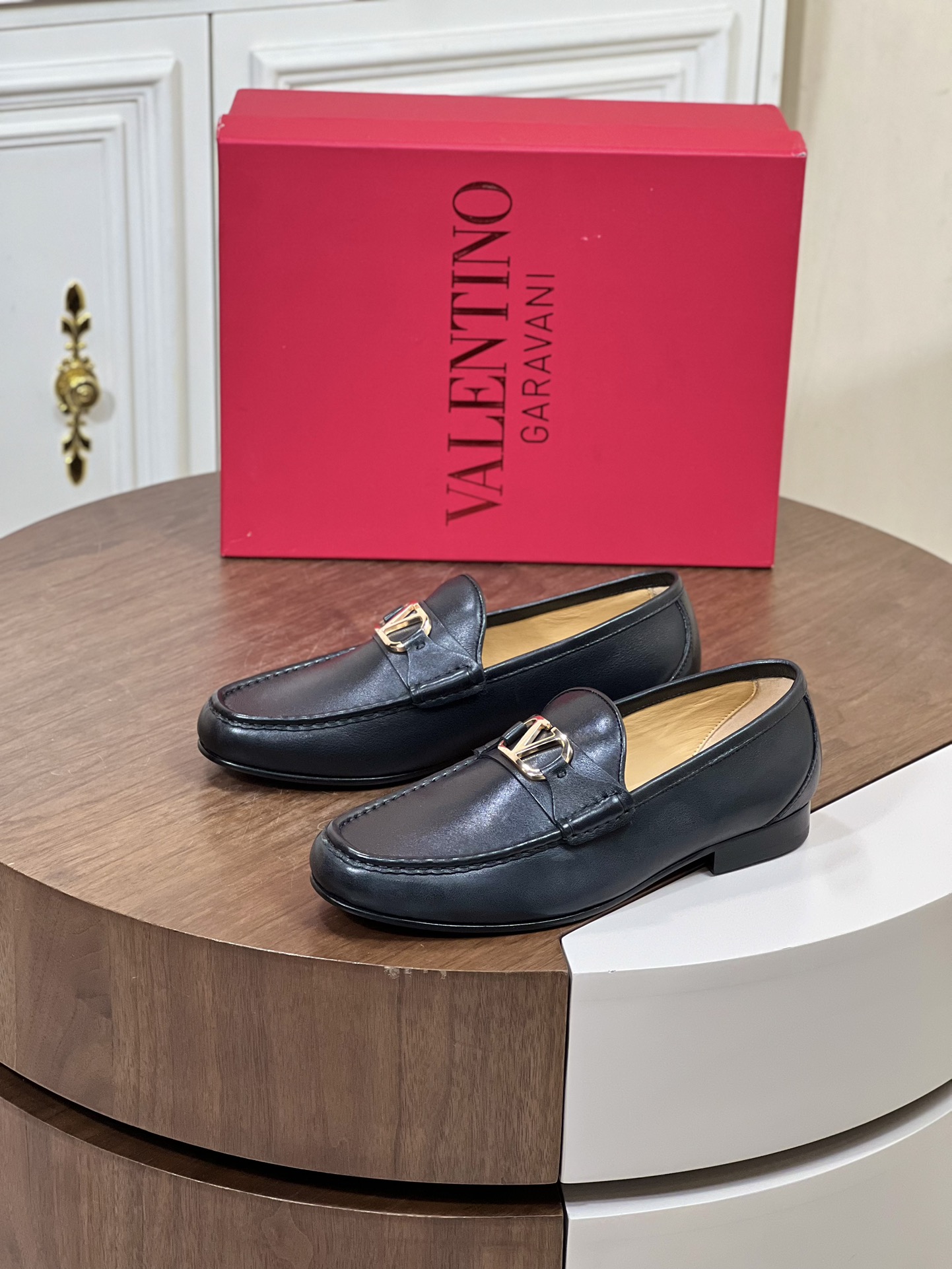 NO:272938,New product Valentin*_VLOGO SIGNATURE Calfskin loafer leather shoes. Made of imported open-edged beaded shiny leather/black and white cowhide/llychee pattern cowhide, water-dyeed black apricot cowhide, original leather outsole, composite rubber bottom, hand-sewn upper, avant-garde VLOGO SIGNATURE shoe series, the upper is decorated with the brand's iconic metal large V-shaped buckle, interpreting Valentin* Garavan* straightforward attitude, creating a gentlemanly style!  Offered with original packaging!  Size39-44 (38.45 customization), valentino,loafers,cowhide,Leather soles19860909新品 Valentin*_VLOGO SIGNATURE 小牛皮乐福鞋皮鞋. 采用进口开边珠亮皮/黑白牛皮/荔枝纹牛皮打造 水染黑色杏色牛皮里 原版真皮大底 复合橡胶底片 手工缝制鞋面 前卫的VLOGO SIGNATURE 鞋履系列,鞋面饰有 品牌标志性金属大 V 字扣饰 诠释Valentin* Garavan* 率真态度 打造绅士风范！ 配原包装发售！ Size39-44（38.45定制）,,valentino,loafers,cowhide,Leather soles,Men's shoes