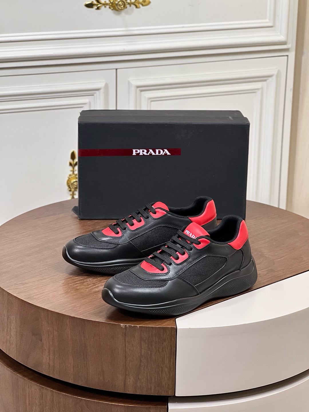 NO:272932,New Product Prad*_Boys Casual Suede Sneakers!  These suede sneakers are casual and versatile, with soft and simple lines outlining a sporty silhouette. The upper is decorated with a coated enamel triangle, the tongue and heel is decorated with an embossed screen-print logo, and the lightweight elevated widened rubber sole. The sole is light and stable, with the iconic coated enamel triangle metal logo, and the tongue is decorated with an embossed screen-print logo, showing a unique charm. Size39-44 (customized by 38.45), prada, sneakers19860909新品 Prad*_男生休闲 绒面革运动鞋！ 这款绒面革运动鞋休闲百搭,运用柔和简洁的线条勾勒出运动风廓形. 鞋面饰有涂珐琅三角形,鞋舌和鞋跟饰有压花效果丝网印花徽标,轻便的凸纹加宽橡胶鞋底,鞋底轻盈而稳固,带有标志性的涂珐琅三角形金属徽标,鞋舌饰有压花效果丝网印花徽标,彰显别具一格的魅力. Size39-44（38.45定制）,,prada,sneakers,Men's shoes