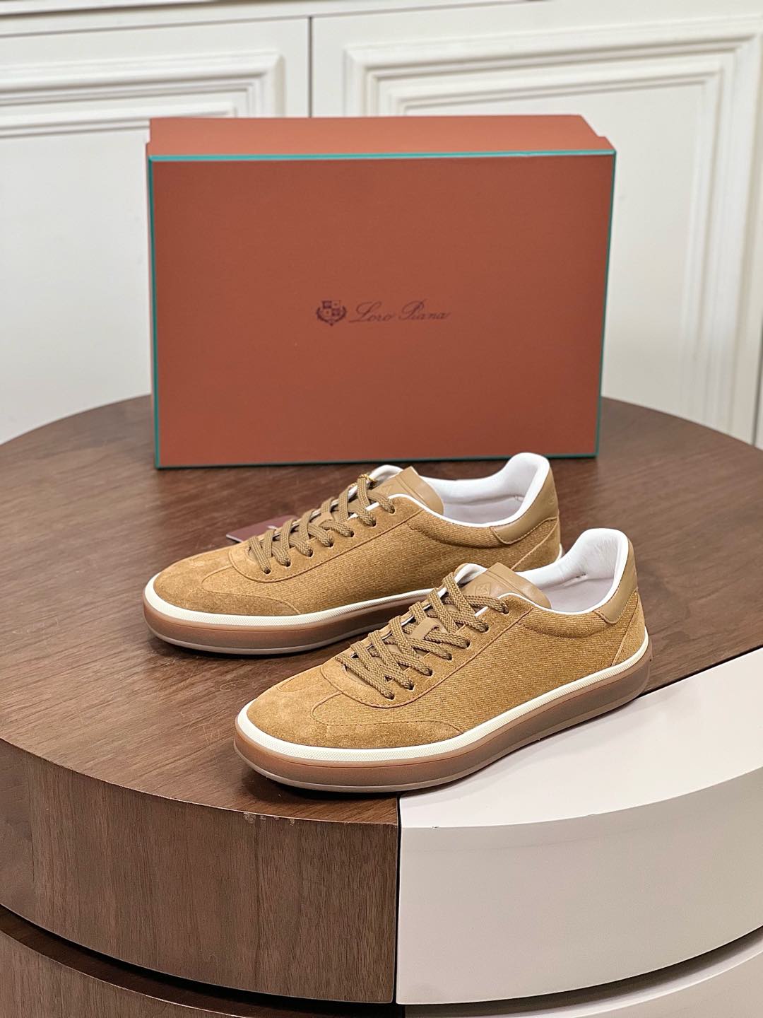 NO:272930,New Loro piano LP Tennis Walk sneakers - top-notch This new imported top-layer cowhide tennis shoes are designed with an ultra-low top, suitable for year-round wear and water-resistant. The edged sole creates a relaxed and charming color combination, harmoniously integrating functionality with low-key personality style. Create an ideal shoe choice for urban clothing. Size 39-44 (customized by 38.45), loro piano, loro piano, sneakers, cowhide19860909新品Loro piana LP Tennis Walk运动鞋-顶级 这款新款进口头层牛皮网球鞋采用超低帮设计,适合全年穿着,并具有防泼水性能.包边鞋底营造轻松迷人的色彩组合,将功能性与低调个性风格和谐融合.打造都市着装的理想鞋履选择. Size 39-44（38.45定制）,,loro piana,loro piana,sneakers,cowhide,Men's shoes