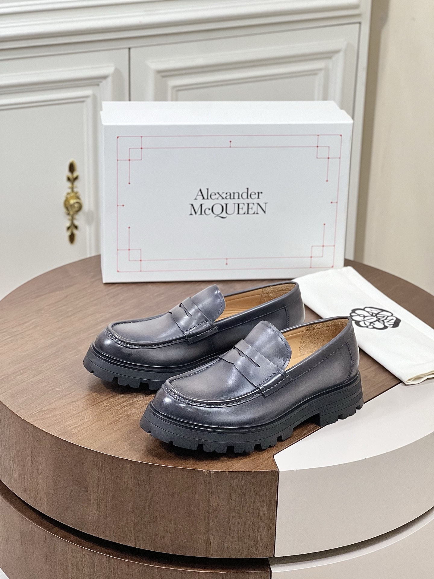 NO:272921,New product Alexand*r McQue* ~ High-end men's thick-soled leather shoes. Made of imported calfskin, water-dyed calfskin, original thick-soled classic sole, decorated with rubber layer and square heel. The heel is decorated with Alexande* McQuee* ~ Standard counter number 39-44 (customized by 38.45), cowhide19860909新品 Alexand*r McQue* ～高端男士厚底皮鞋. 采用进口小牛皮打造 内里水染小牛皮 原版厚底经典鞋底,饰有橡胶层和方形鞋跟.鞋后跟饰有Alexande* McQuee*～ 标准专柜码数39-44（38.45定制）,,cowhide,Men's shoes