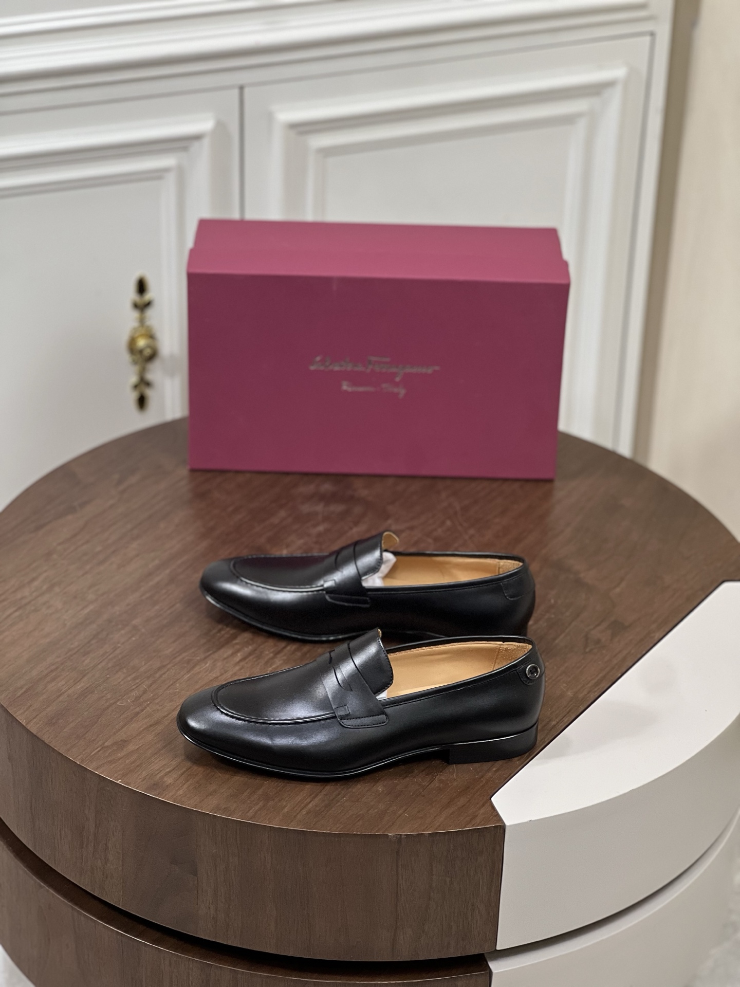 NO:275231,New Ferragam*Ferragam Handmade boutique men's leather shoes!  Original quality!  It uses imported leather embryos from Italy, fetal cowhide leather surface and internal force dyed calf leather. The leather is delicate, shiny and resistant to crease. The texture is far beyond the comparison of ordinary market leather materials!  Goodyear's handmade cold sticking craftsmanship, this penny loafer shoe is interpreted in a modern style. It adopts tapered shoe shape, with simple and neat lines, fine workmanship and full of modern style!  The soft leather has been processed to create a semi-gloss effect. The leather rubber composite large sole is comfortable and non-slip, and the heel waist button is decorated with unique style. Every detail is meticulous. The complete set of original packaging supports all forms of comparison and inspection!  Size38-39-40-41-42-43-44 Standard leather shoes size (one size larger for those with high instep or fat feet), ferragamo, ferragamo, loafers, cowhide19860909新品Ferragam*菲拉格慕 手工精品男士皮鞋 ！ 原单品质！采用意大利进口皮胚,胎牛皮皮面、内力本染小牛皮、皮质细腻、光泽透亮 耐折痕 质感远非一般市场皮料可以比拟！固特异手工冷粘工艺 这款便士乐福鞋鞋以现代风格演绎经典鞋款 采用锥形鞋型,线条简约利落,做工精细、十足现代风范！柔软的皮革经过处理 打造半亮面效果 真皮橡胶复合大底舒适防滑、后跟外腰纽扣装饰,别具一格、每一个细节都是精工细作 全套原包装 支持一切形式对比验货！ Size38-39-40-41-42-43-44 标准皮鞋尺码（脚背高或脚肥者可选大一码）,,ferragamo,ferragamo,loafers,cowhide,Men's shoes